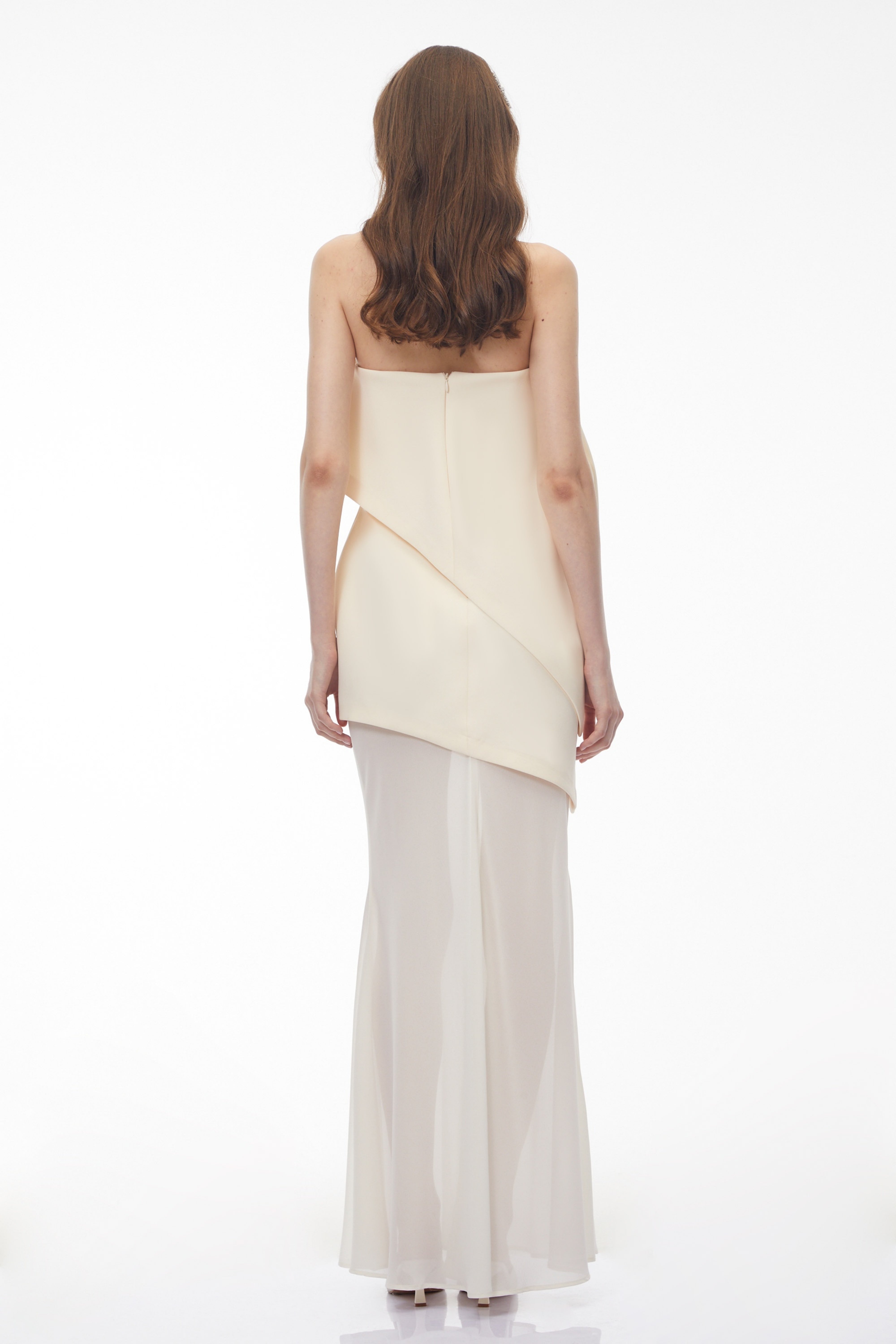 فستان طويل غير متماثل من شبكة شفافة باللون الأبيض العاجي من Idalina