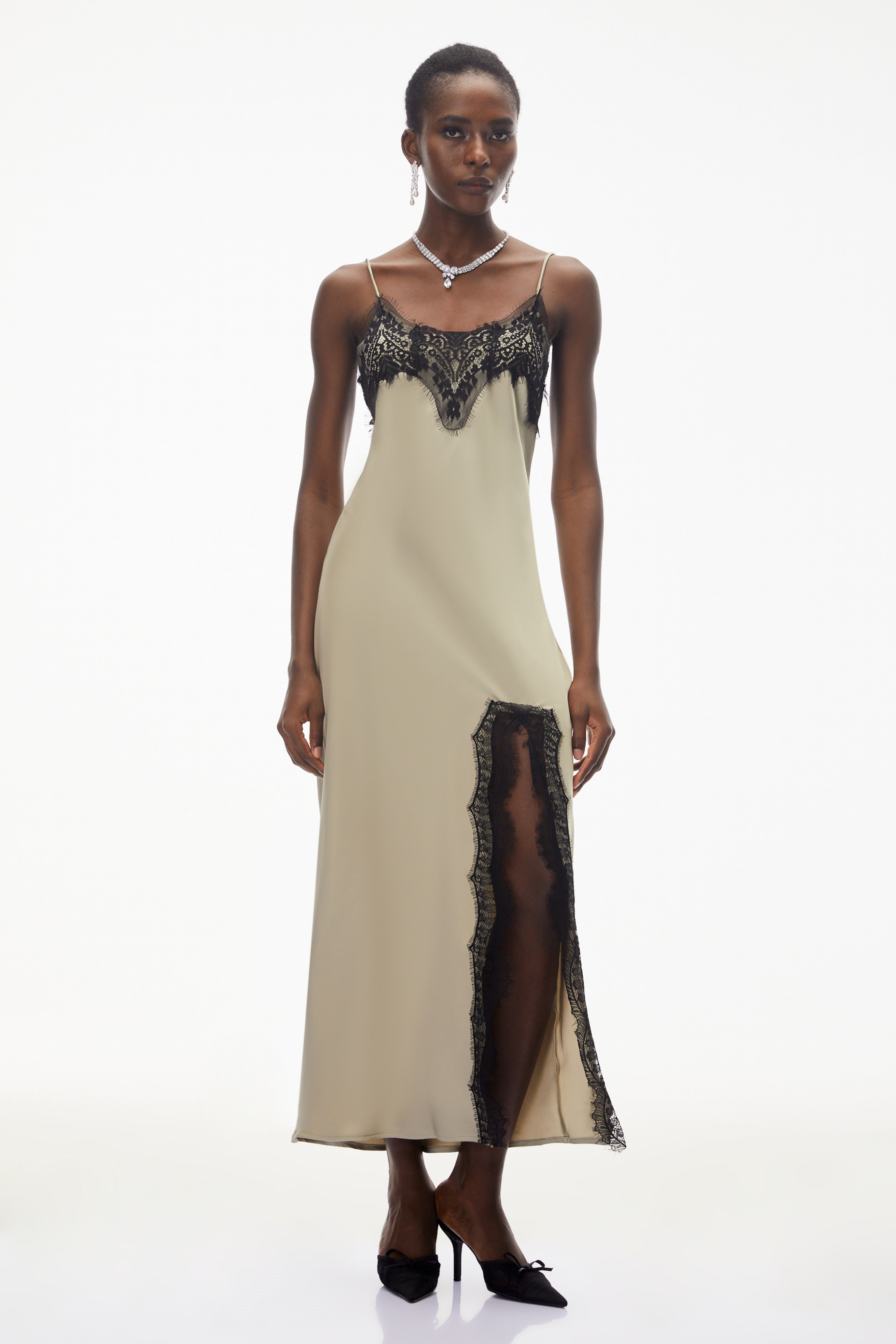 فستان طويل من الساتان باللون الأخضر الفاتح من Ilmatar مع أجزاء من الدانتيل