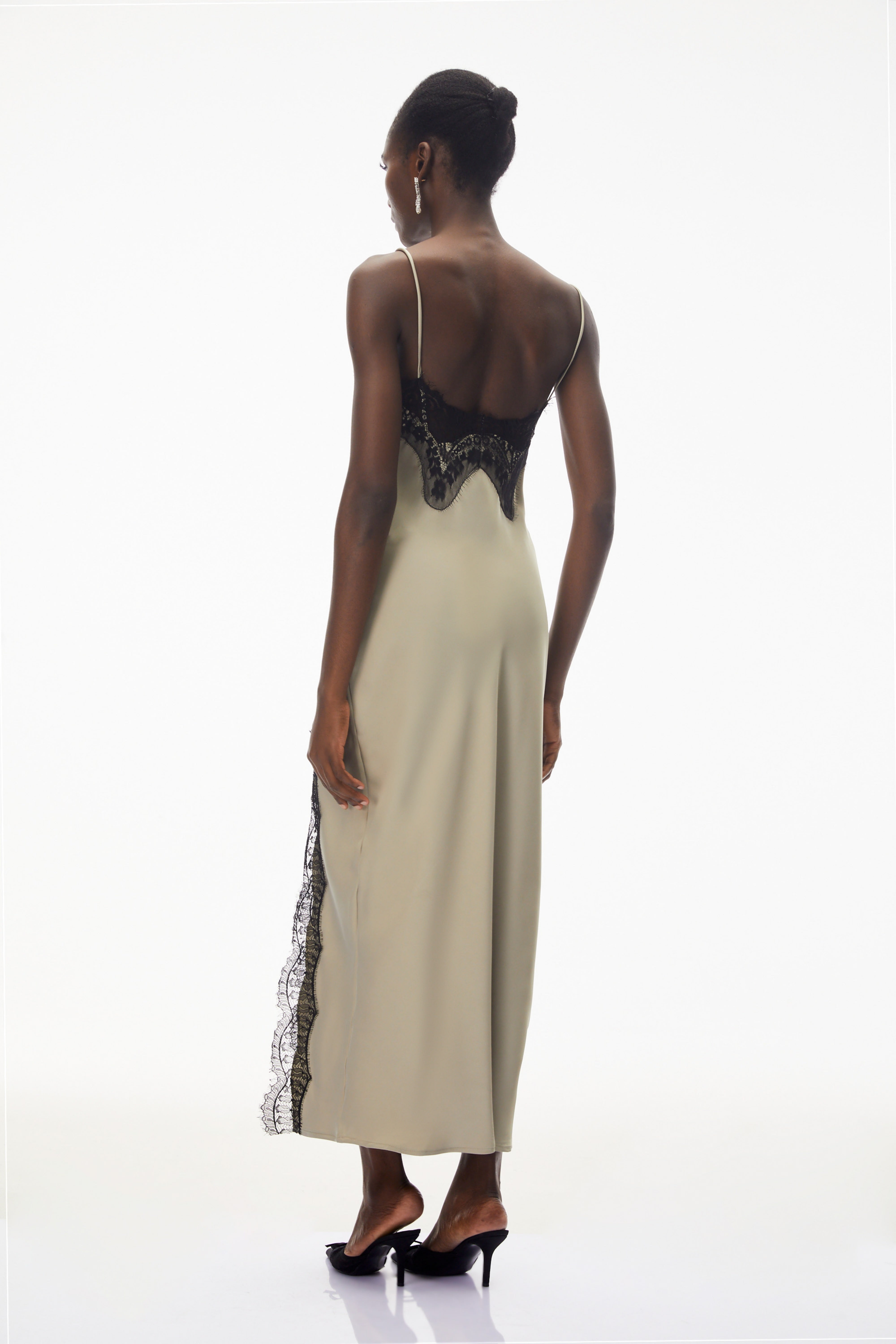 فستان طويل من الساتان باللون الأخضر الفاتح من Ilmatar مع أجزاء من الدانتيل