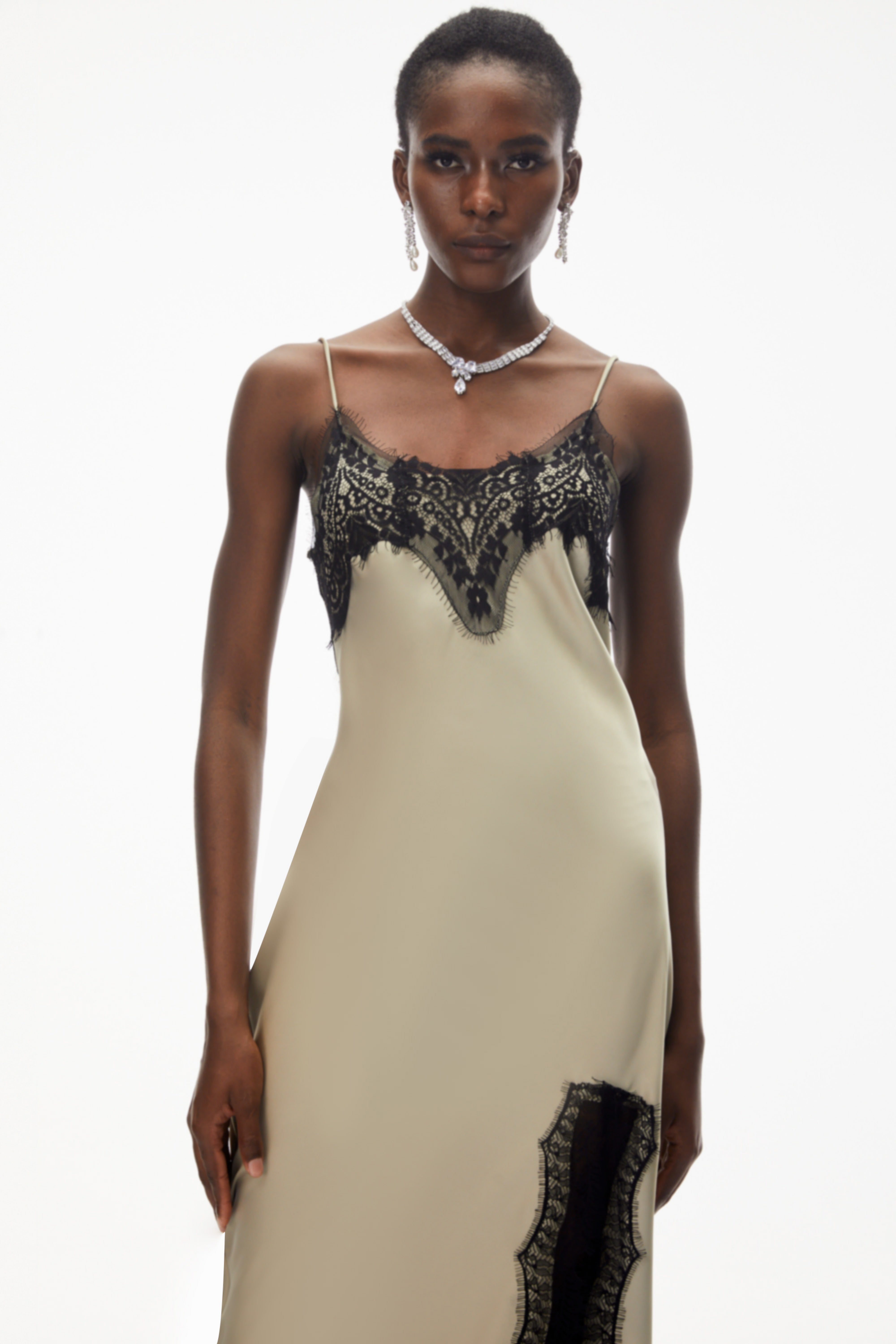 فستان طويل من الساتان باللون الأخضر الفاتح من Ilmatar مع أجزاء من الدانتيل