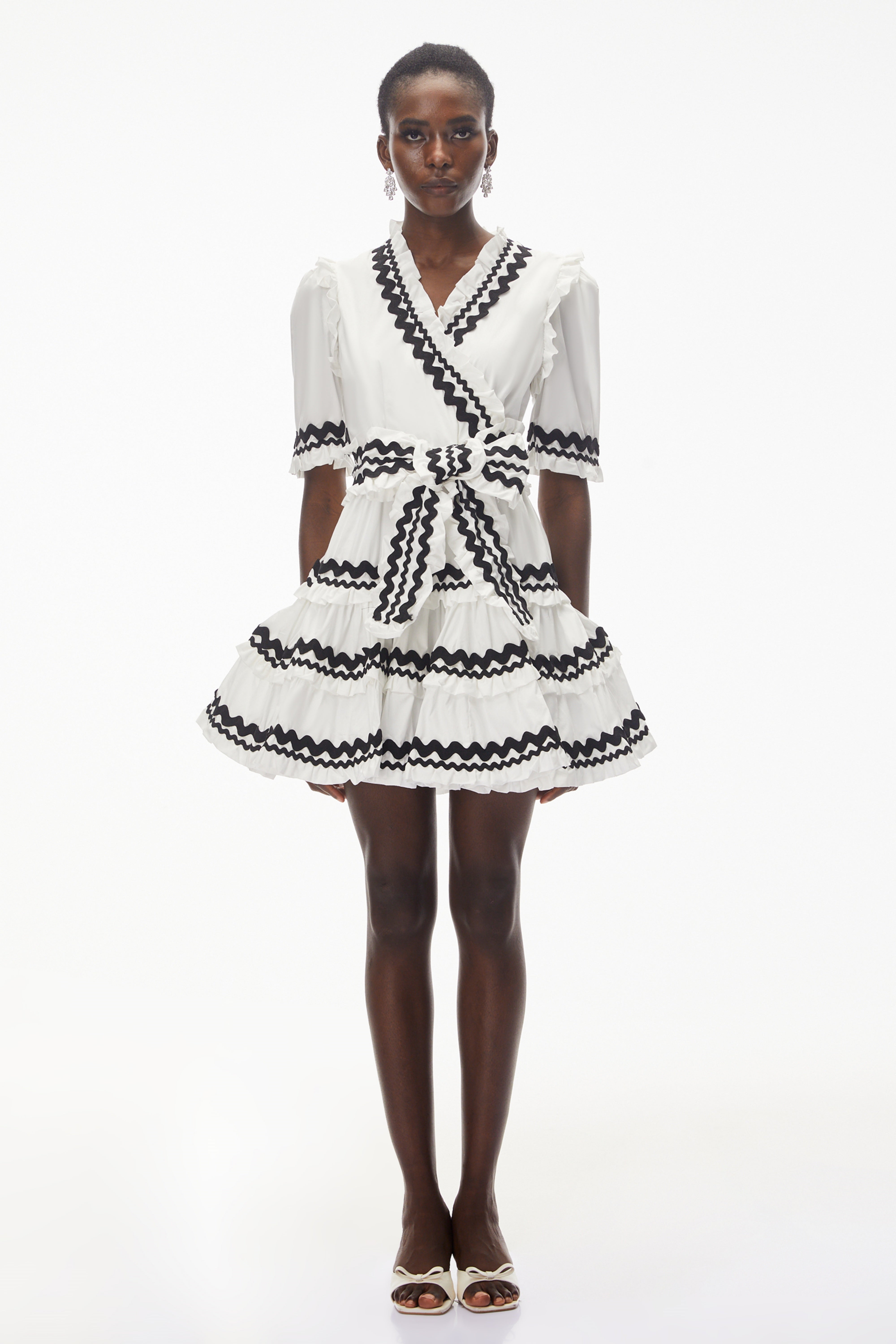 فستان قصير من إنانا وايت برقبة على شكل V وكشكشة