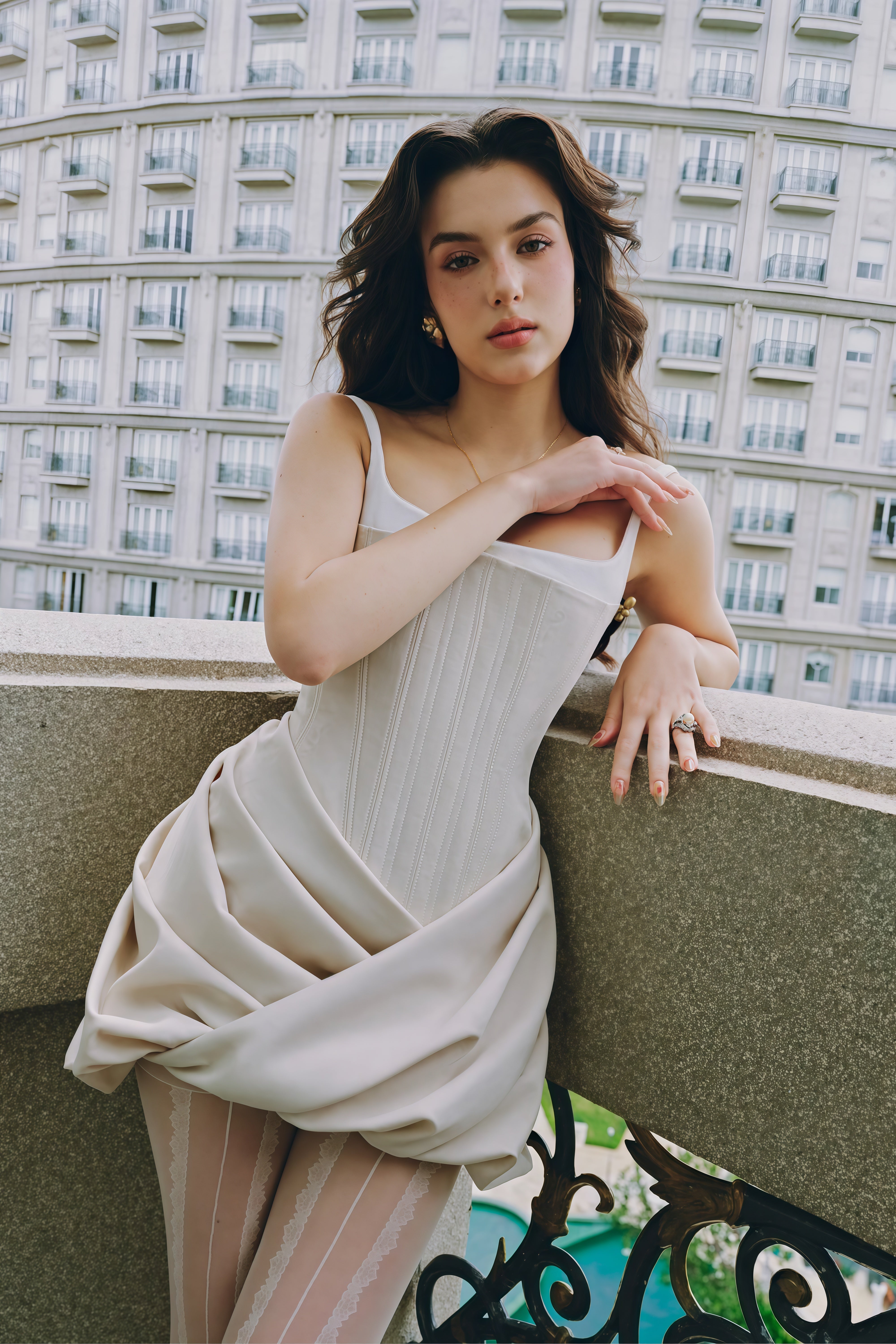 Inaya Neutrales Panel-Korsett-Minikleid