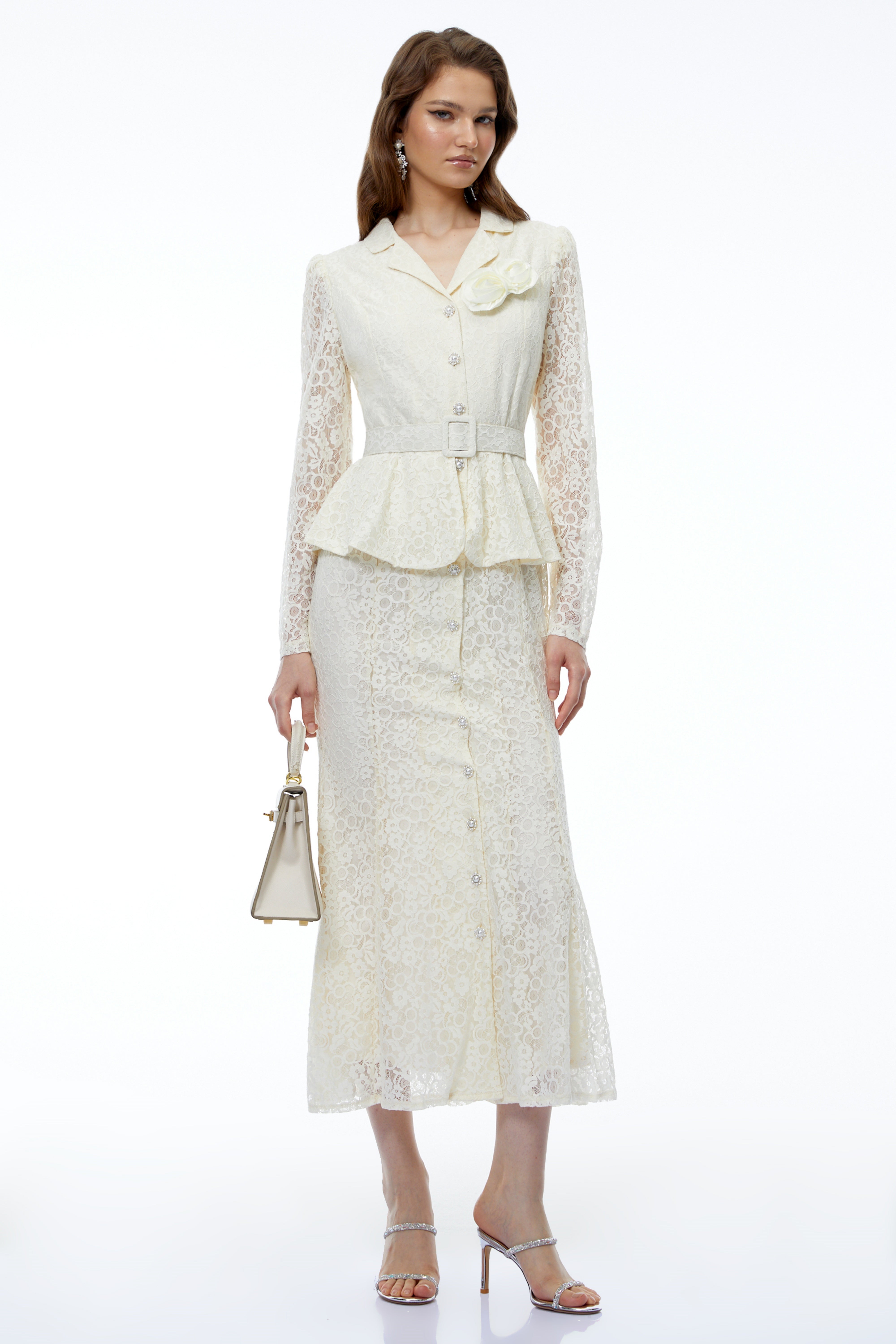 Robe longue en dentelle crème Iona avec motifs floraux en 3D