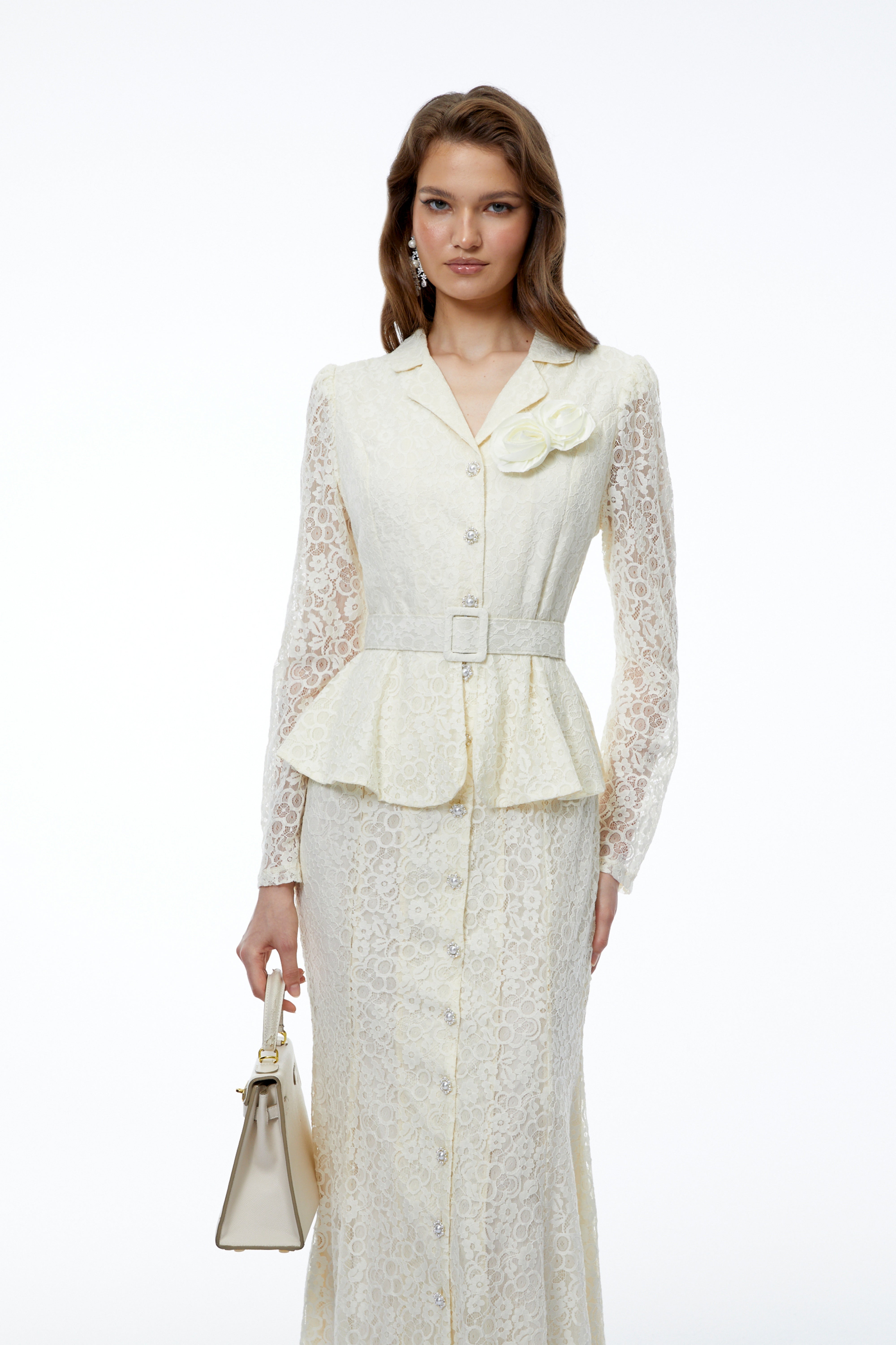 Robe longue en dentelle crème Iona avec motifs floraux en 3D