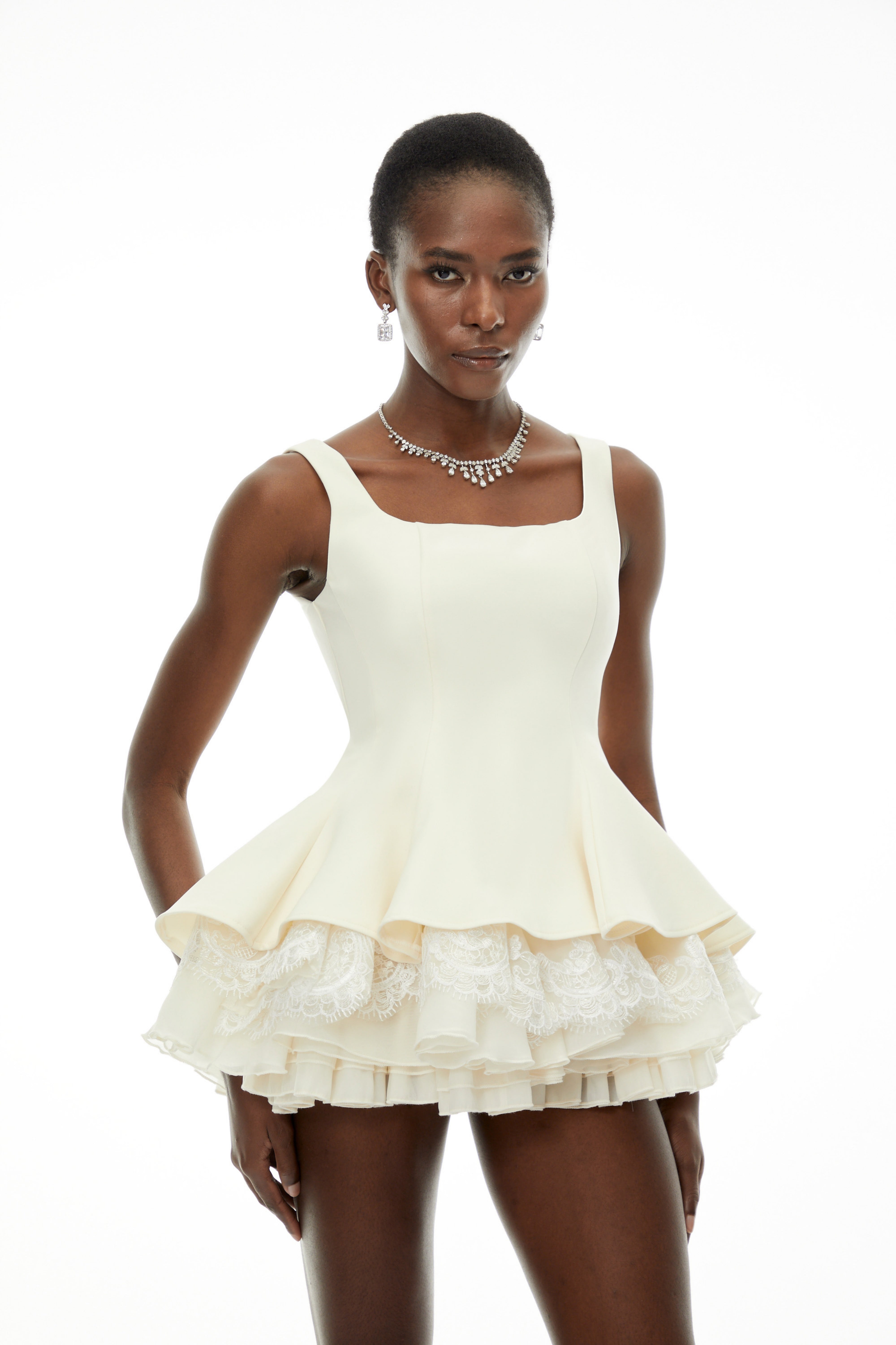Mini-robe à volants et encolure carrée, couleur blanc iris