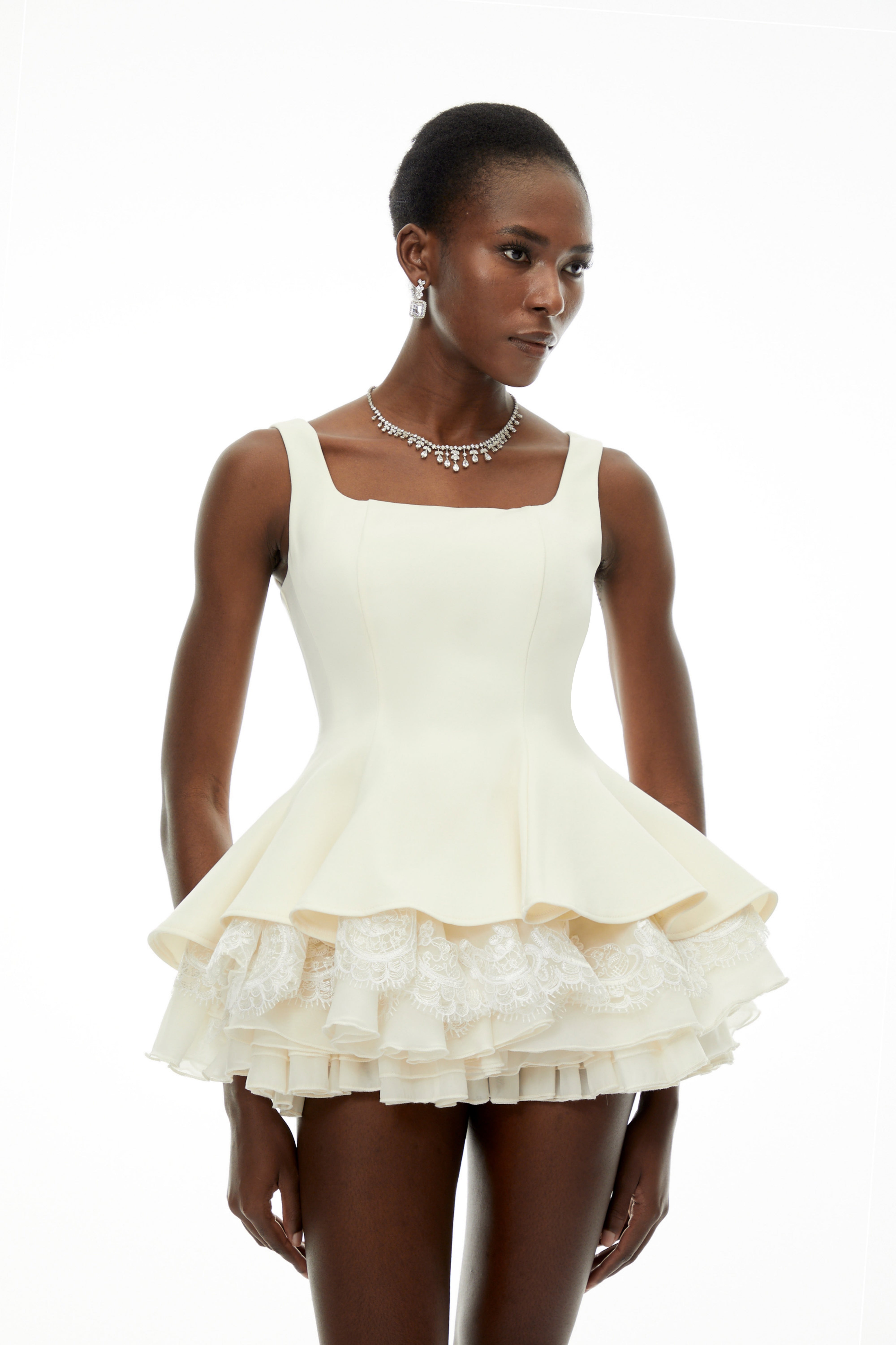 Mini-robe à volants et encolure carrée, couleur blanc iris