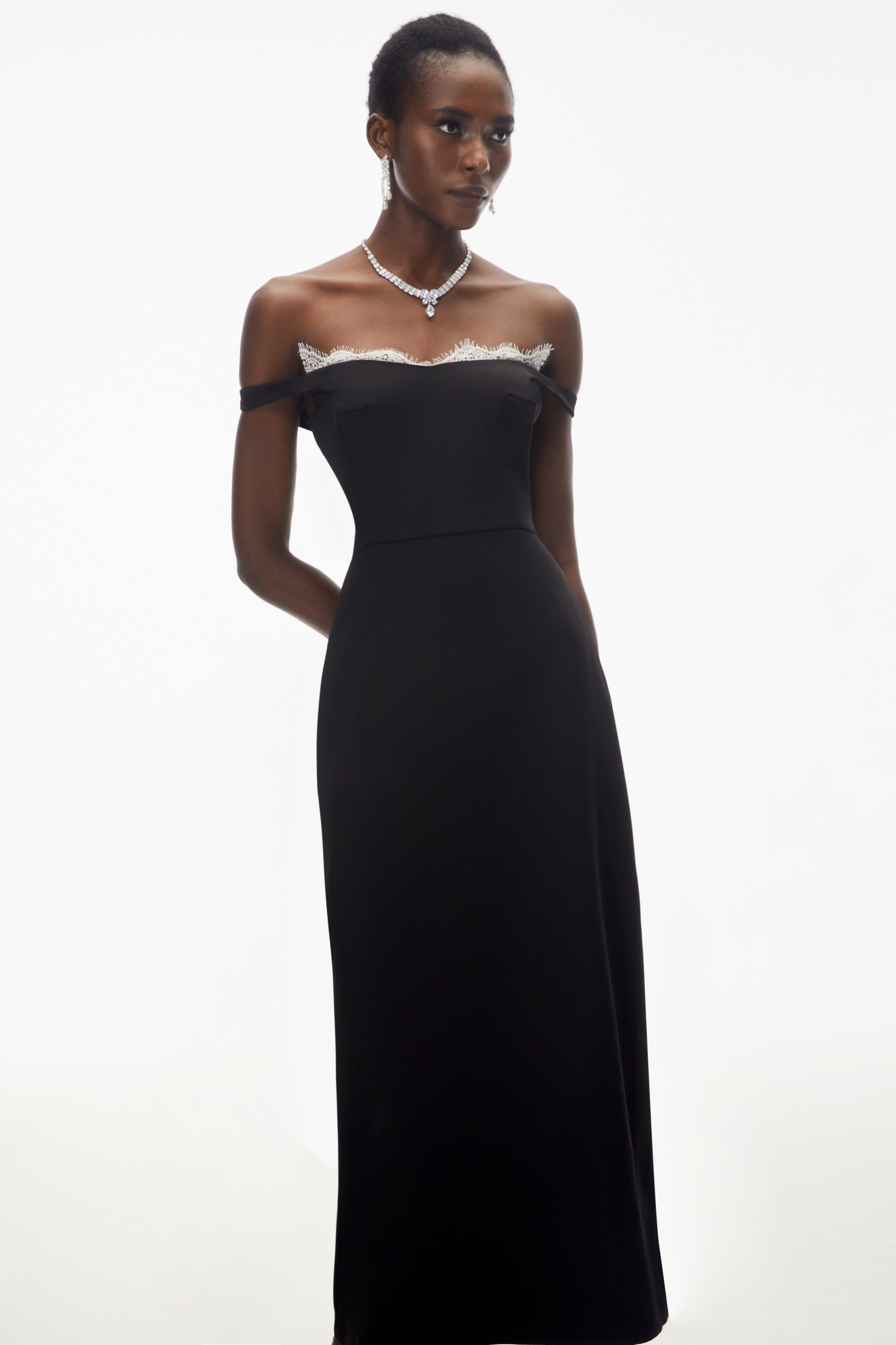 فستان طويل من إيزابيلا بلاك بكتفين مكشوفين وأجزاء من الدانتيل