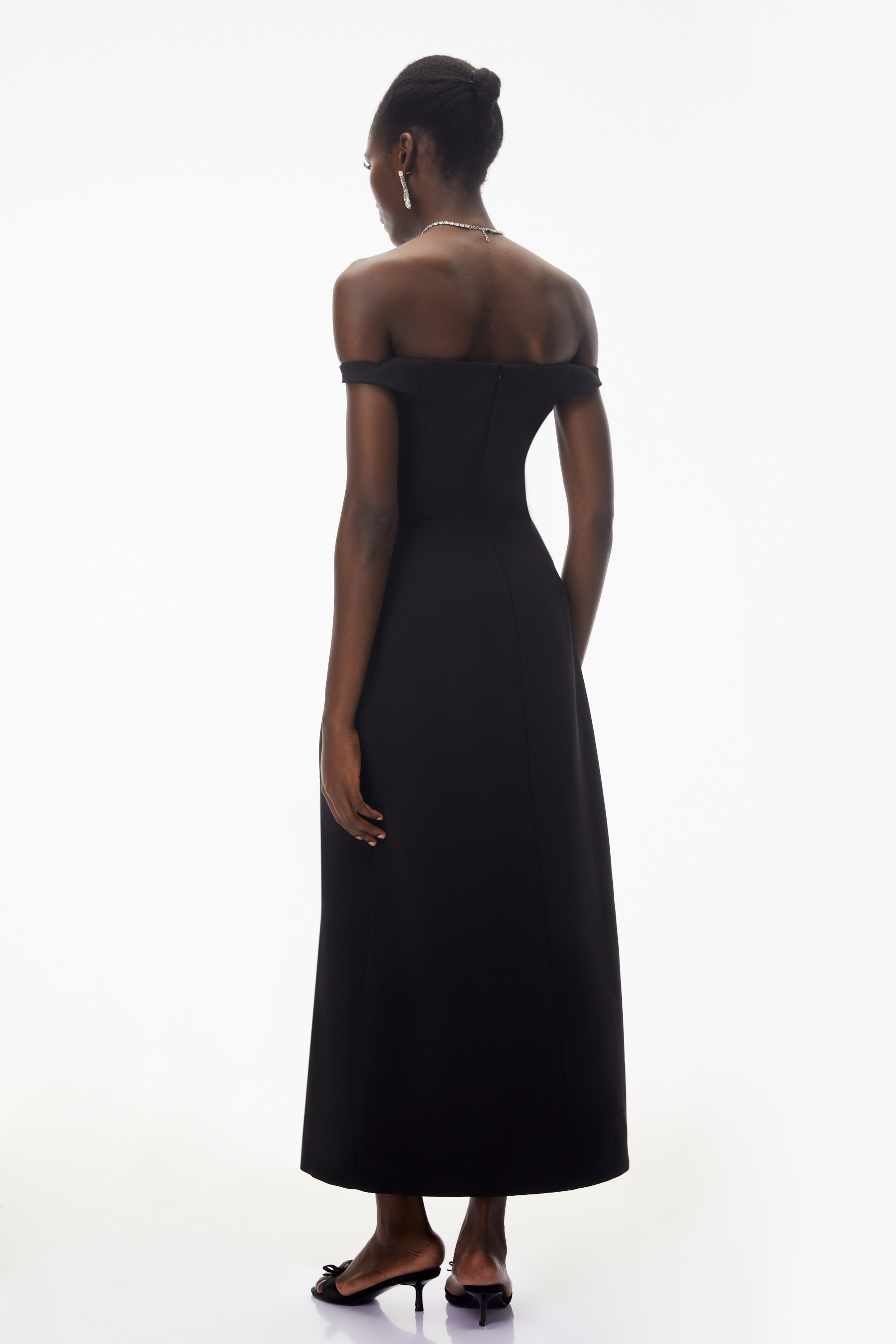 فستان طويل من إيزابيلا بلاك بكتفين مكشوفين وأجزاء من الدانتيل