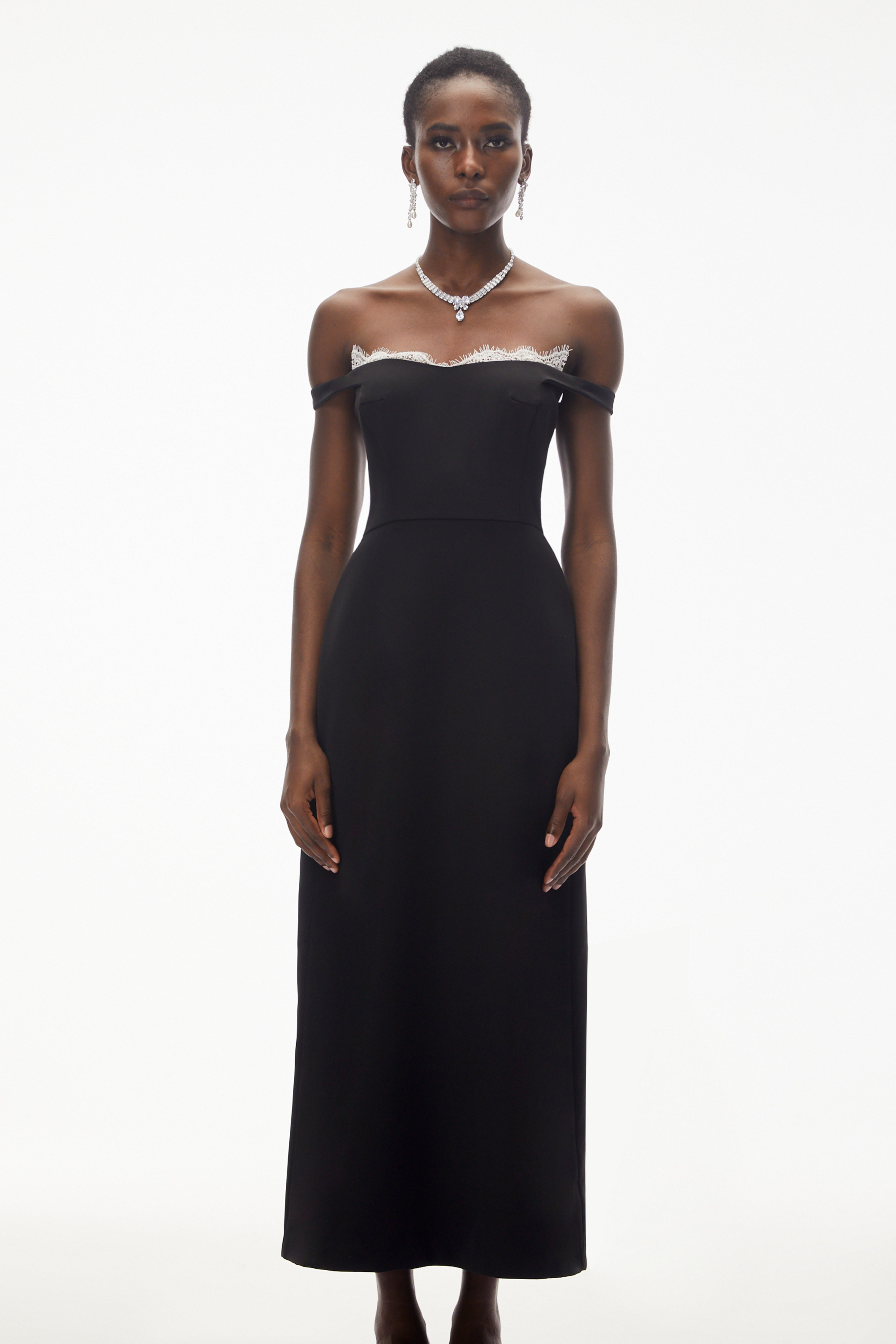 فستان طويل من إيزابيلا بلاك بكتفين مكشوفين وأجزاء من الدانتيل