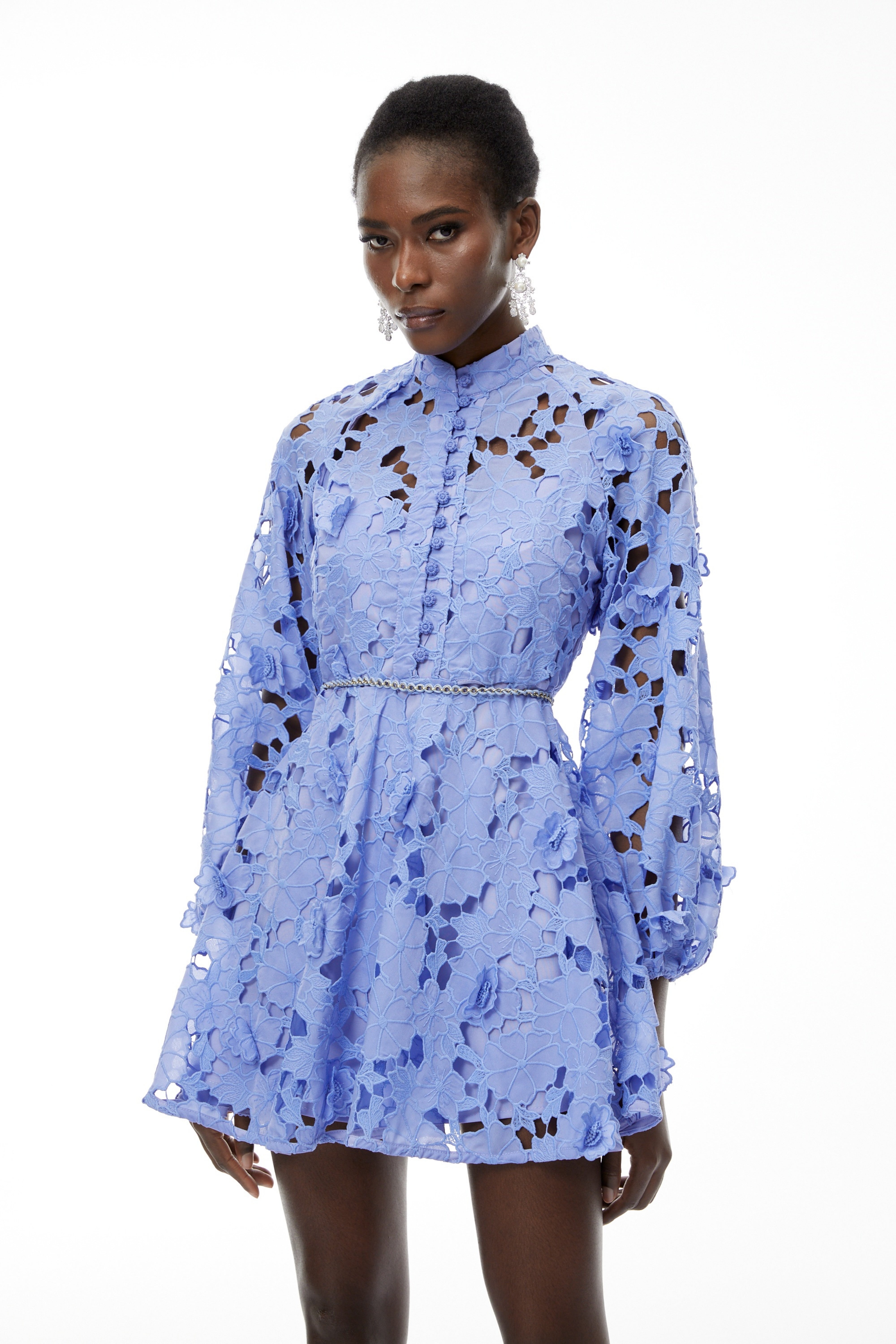 فستان قصير مزين بفتحات باللون الأزرق من Isabella مع زخارف زهرية