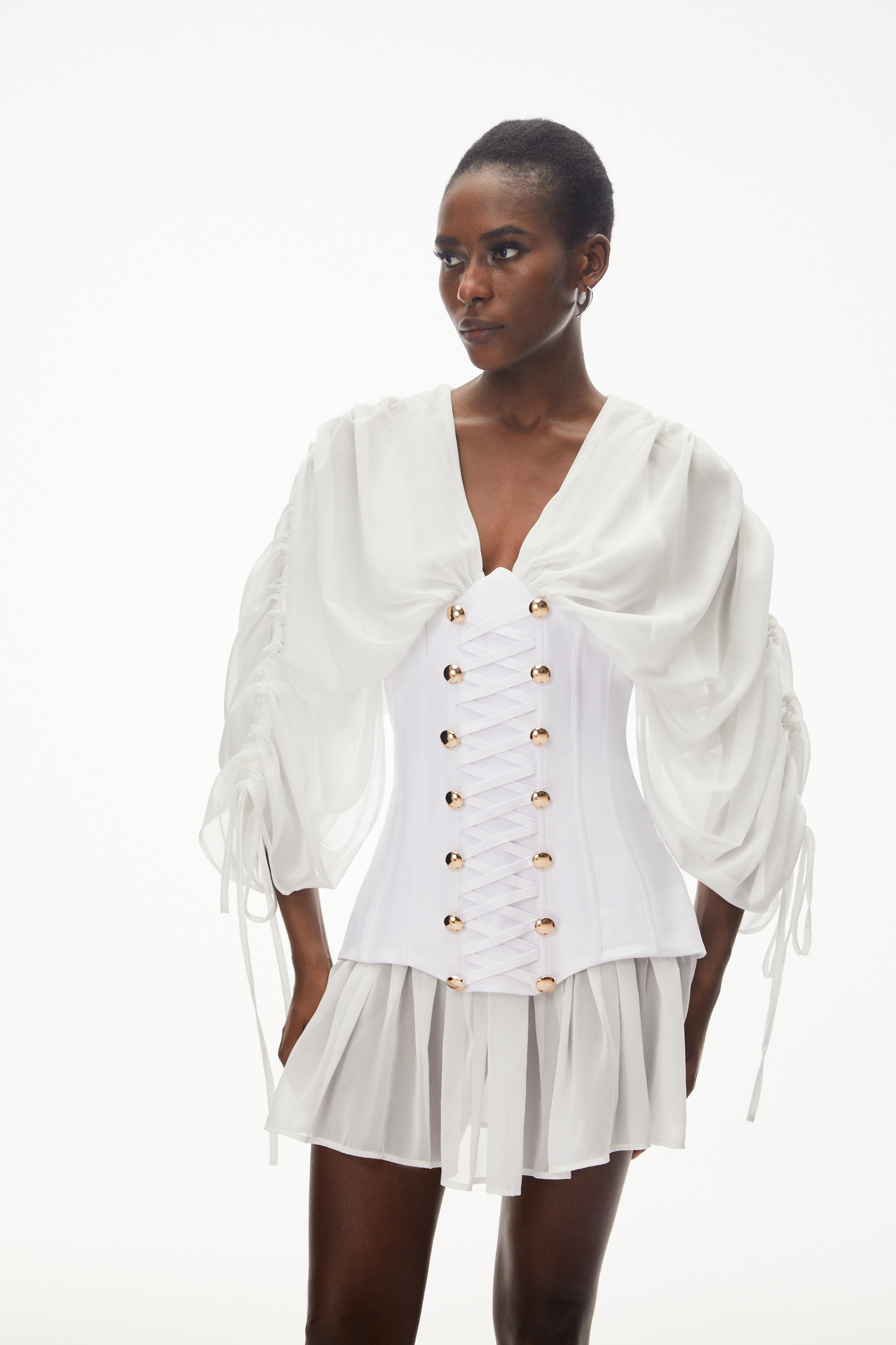 فستان قصير أبيض بياقة على شكل V ومزين بكشكشة