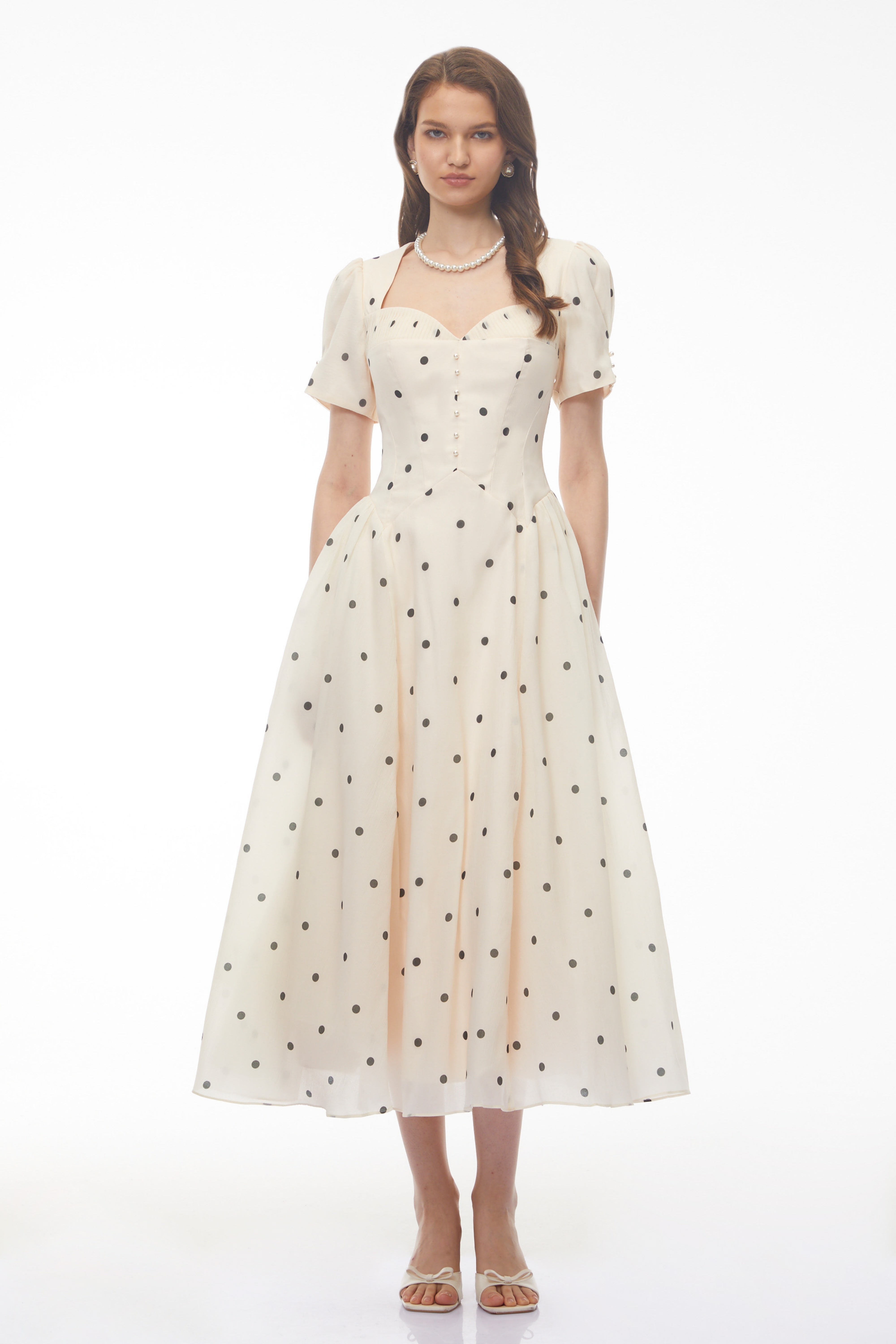 Robe midi crème à pois noirs, encolure en cœur et manches bouffantes