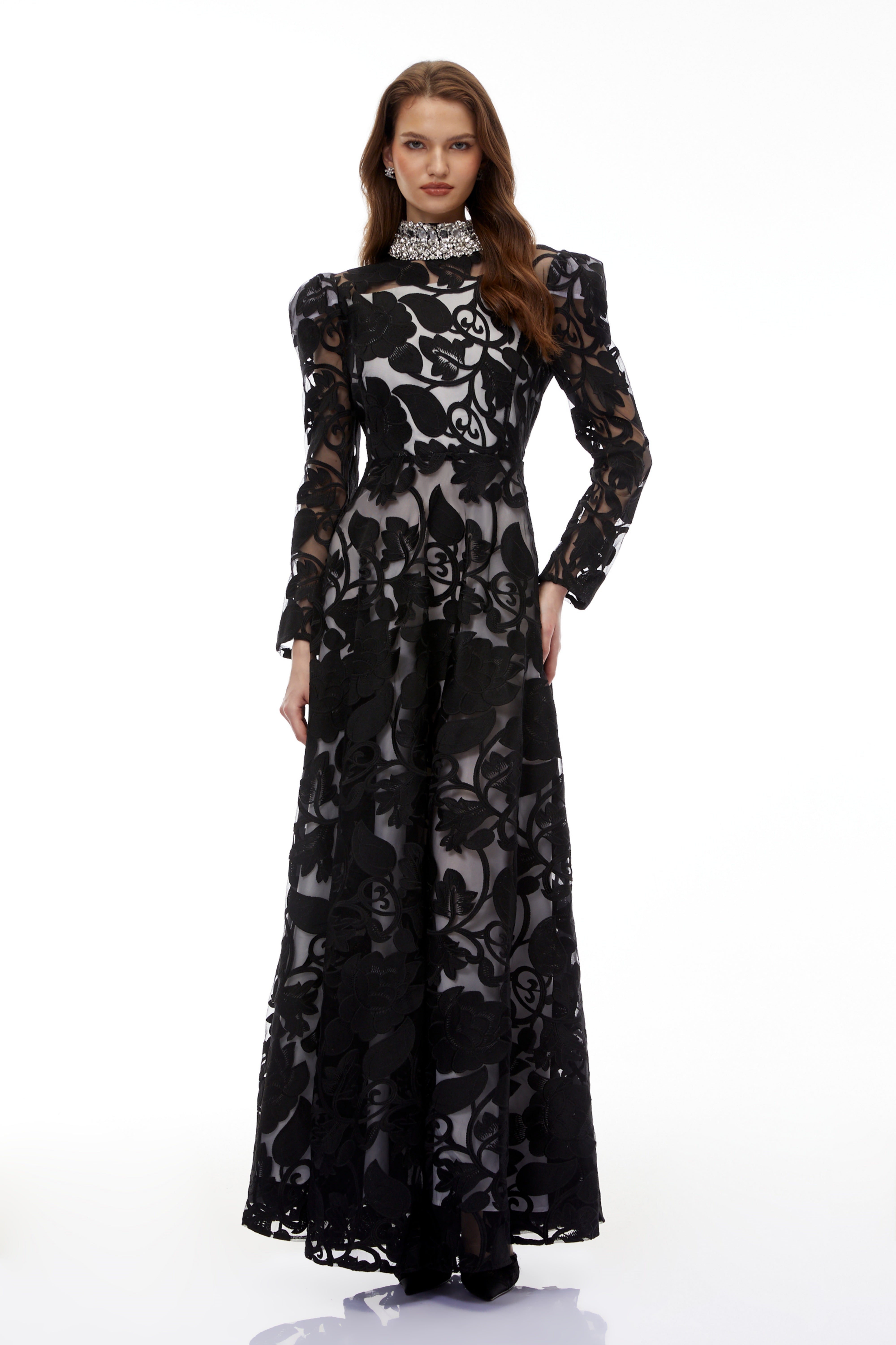 Maxikleid „Jocasta“ in Schwarz mit Blumenverzierung