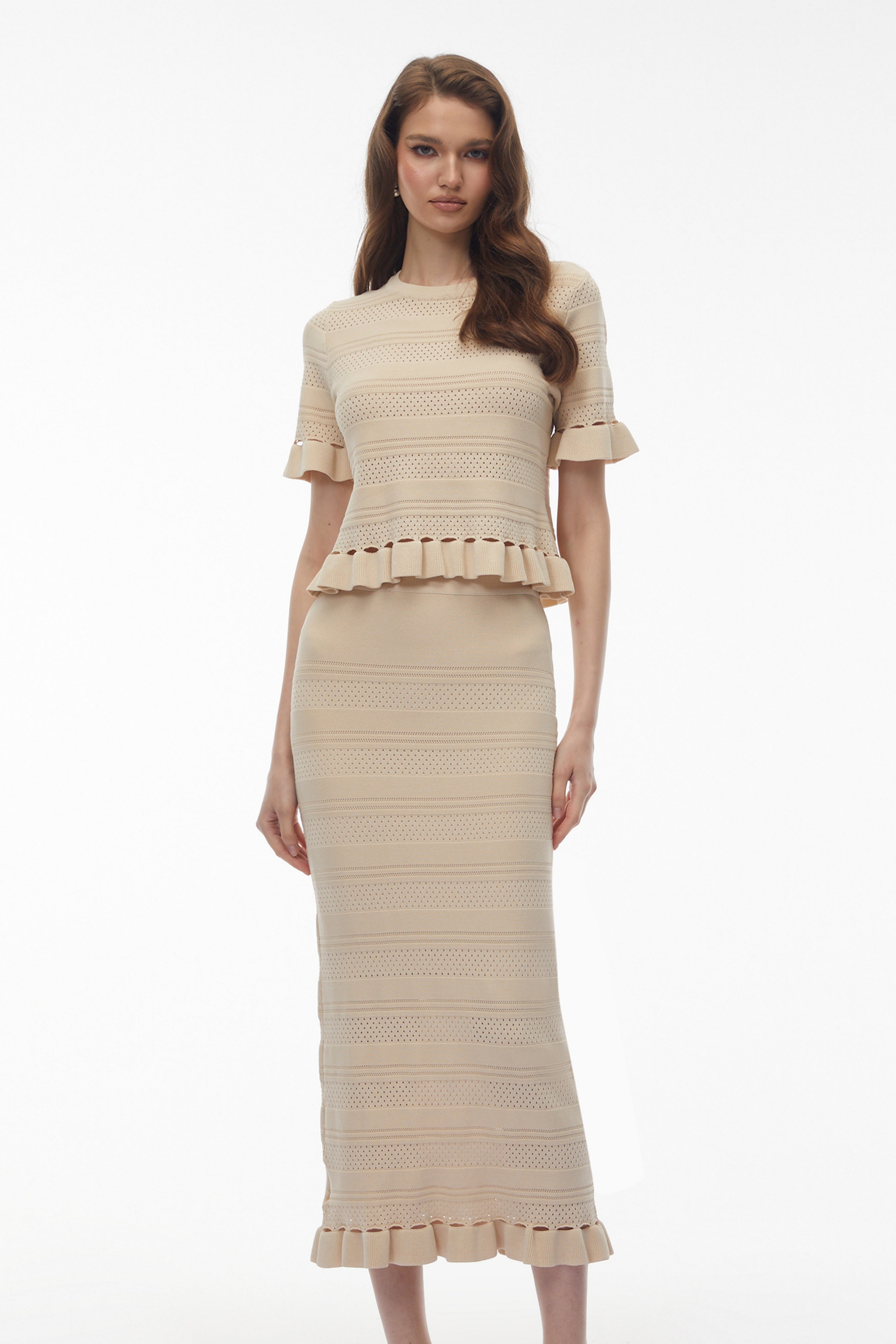 طقم بلوزة وتنورة من جوكاستا، من نسيج محبوك بياقة مستديرة وبألوان محايدة