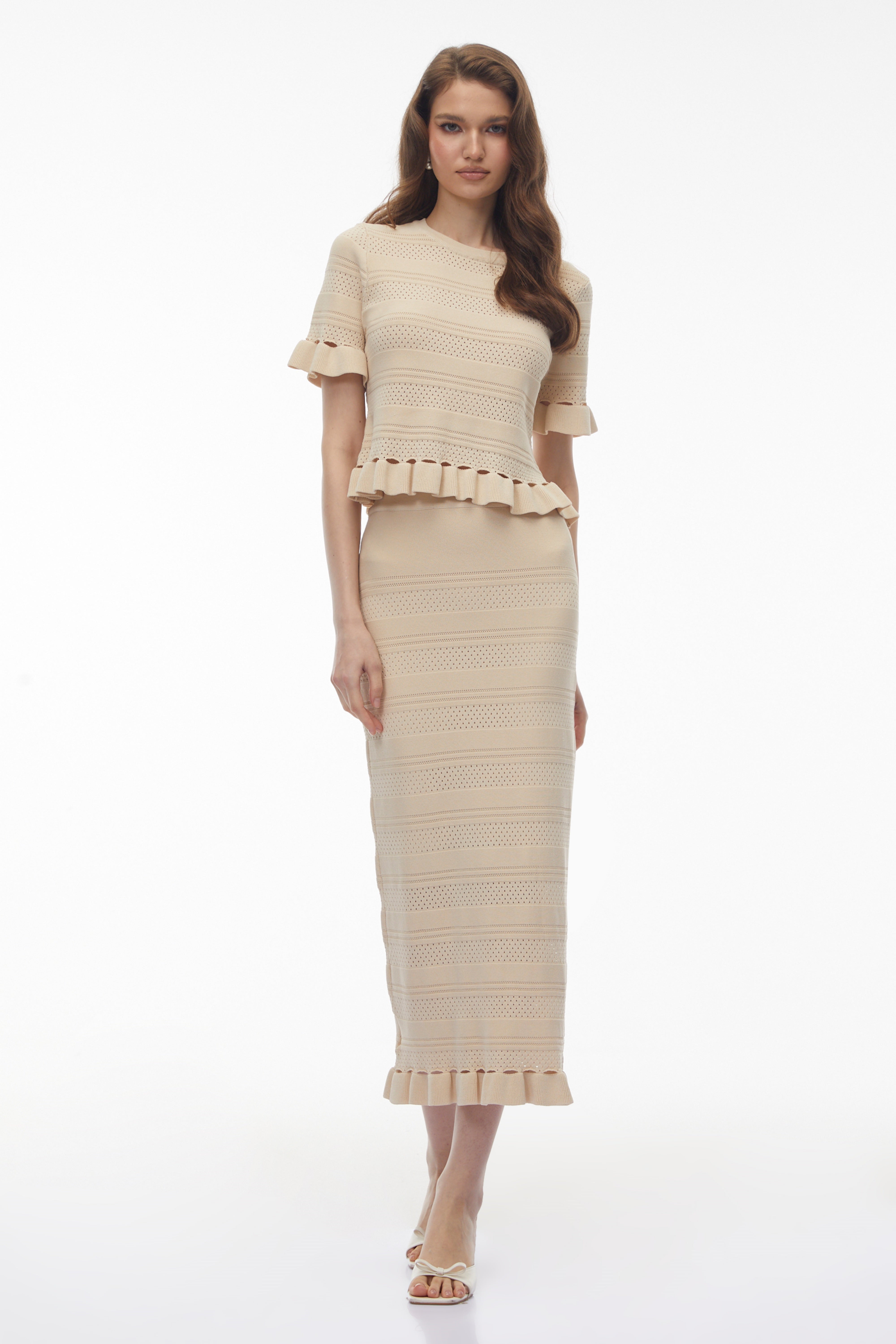 طقم بلوزة وتنورة من جوكاستا، من نسيج محبوك بياقة مستديرة وبألوان محايدة