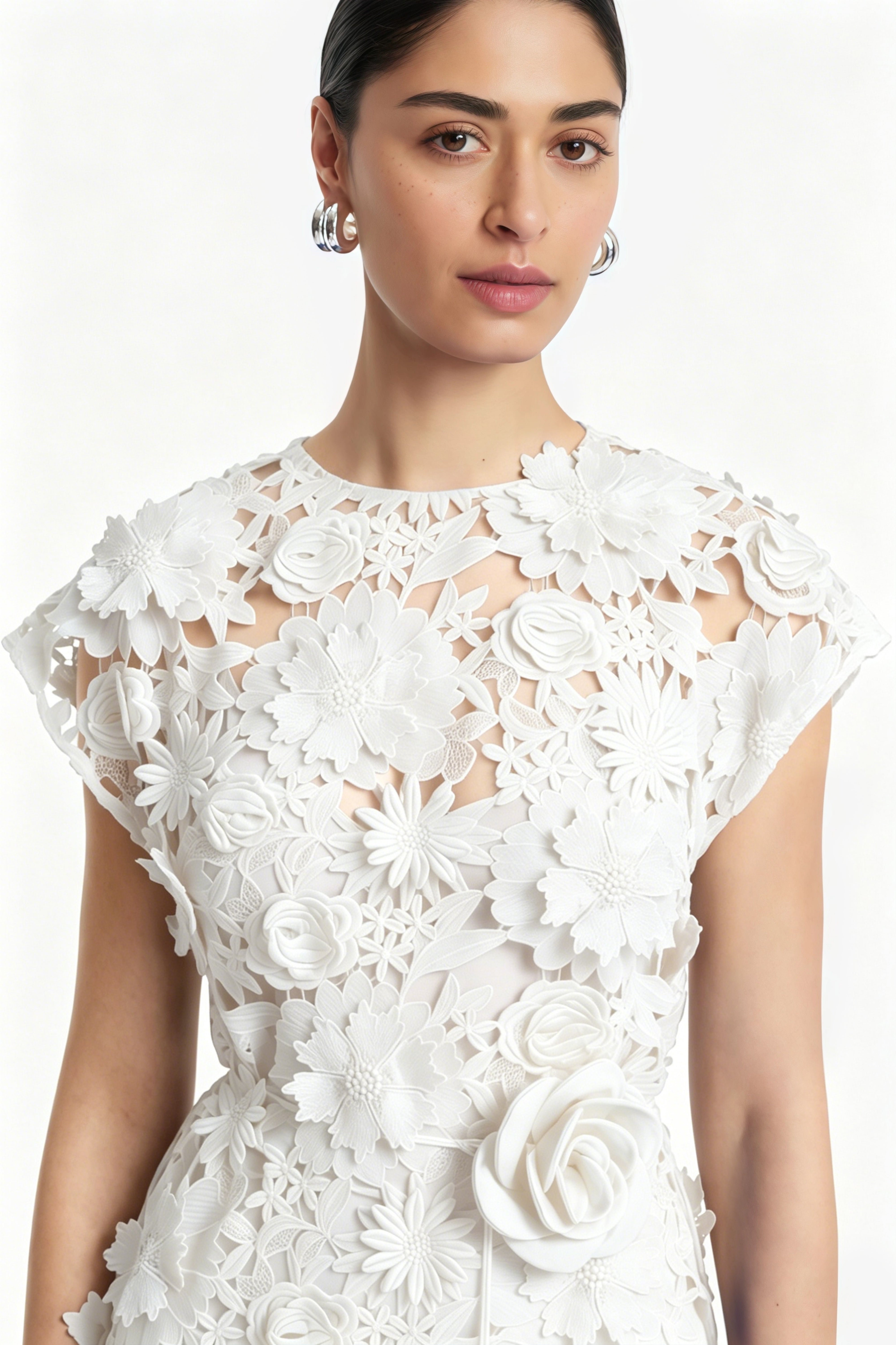Robe longue Jochebed blanche à motifs floraux appliqués et découpes