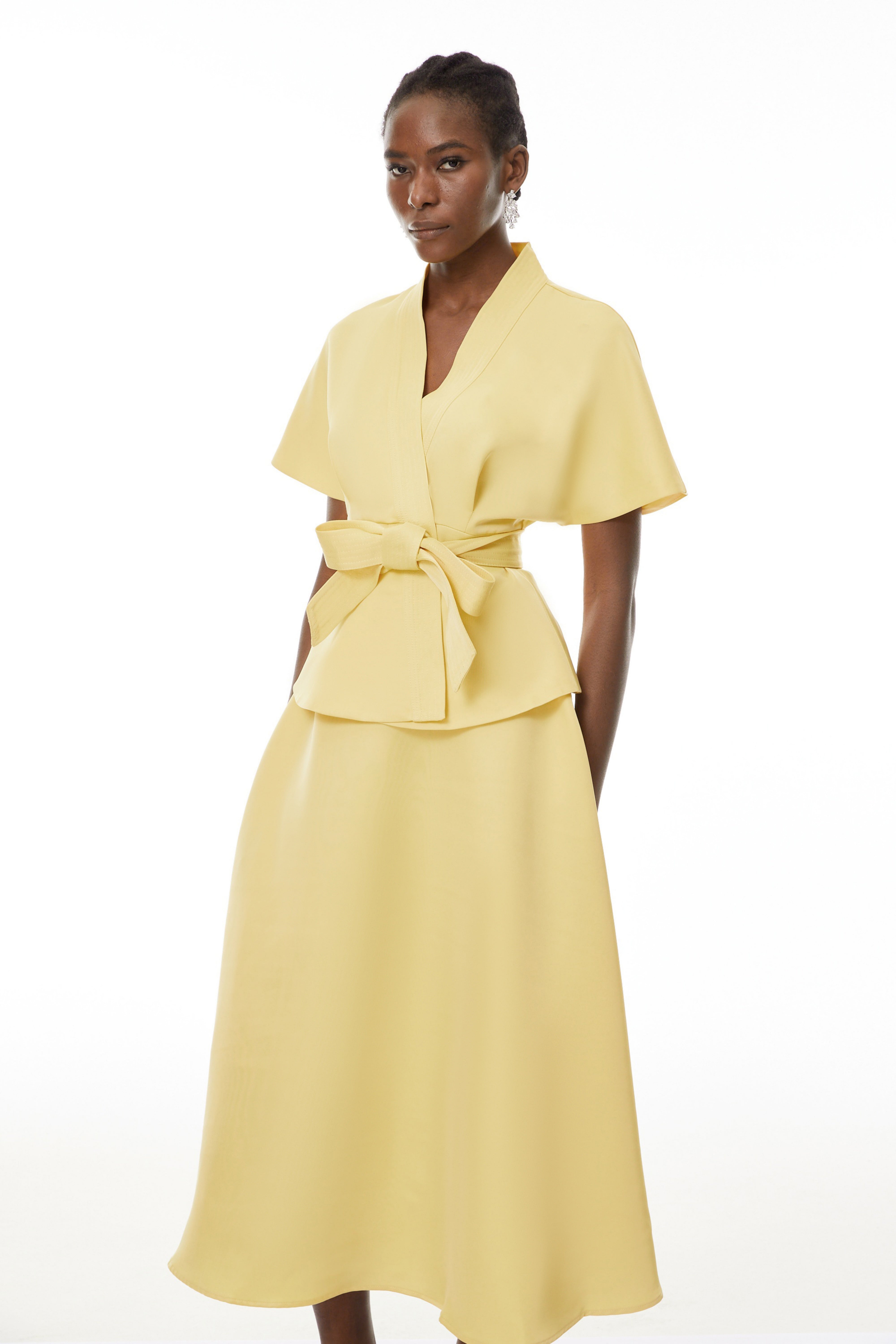 Johanna Gelbes Set aus Bluse zum Selbstbinden und Rock