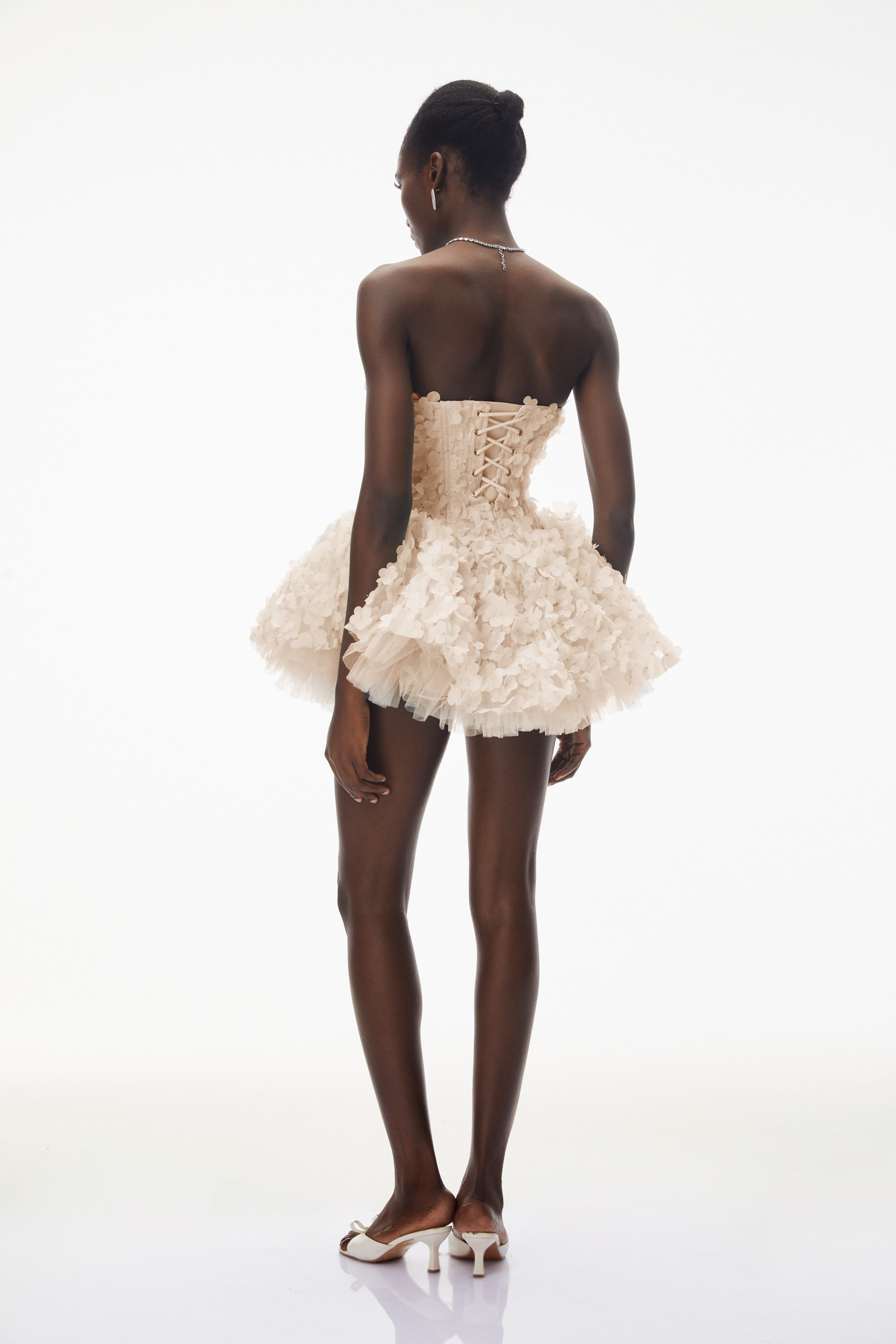 فستان قصير "جون كريم 3D بيتال باف"