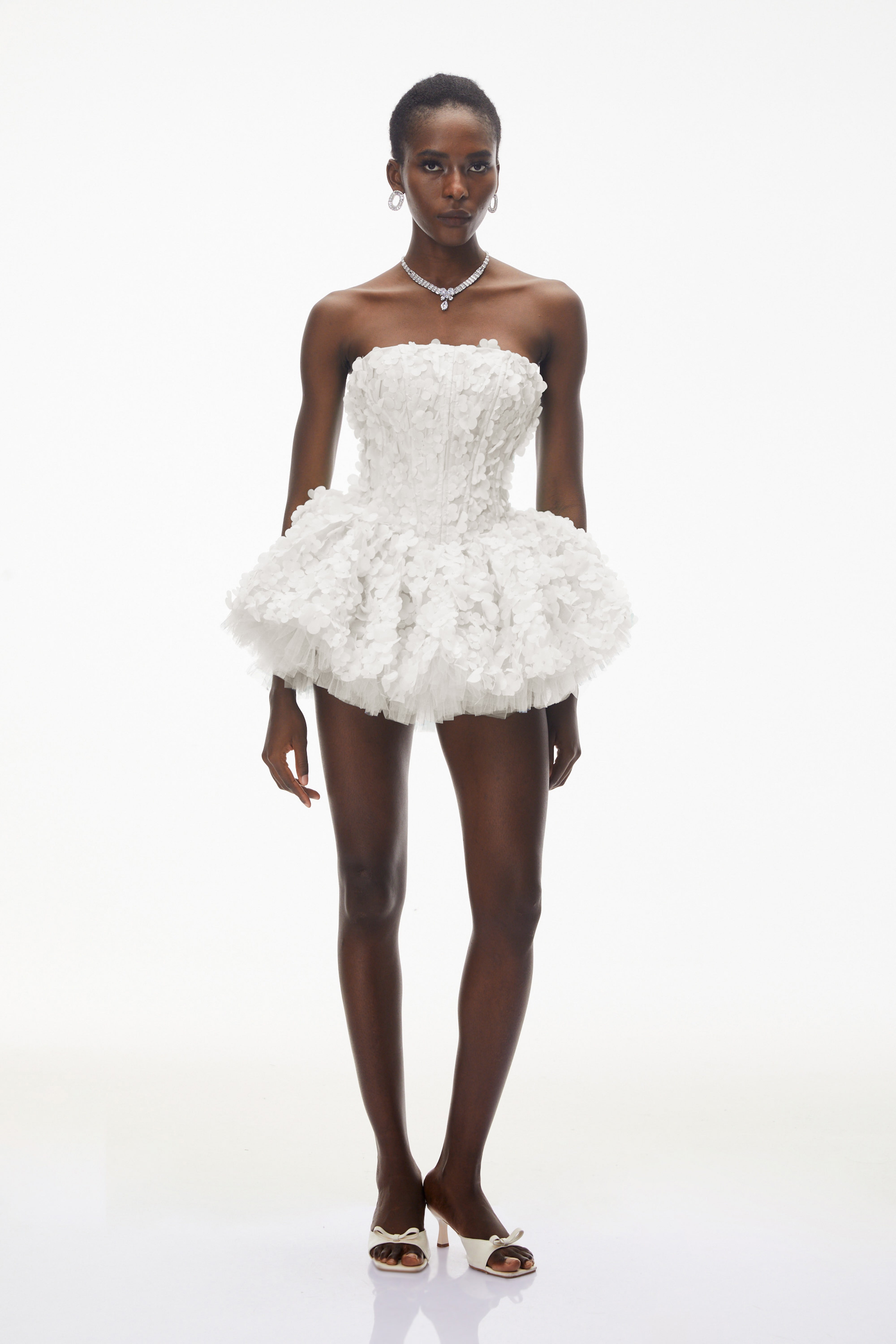 فستان قصير "بيتل باف" باللون الأبيض من June White بتصميم ثلاثي الأبعاد