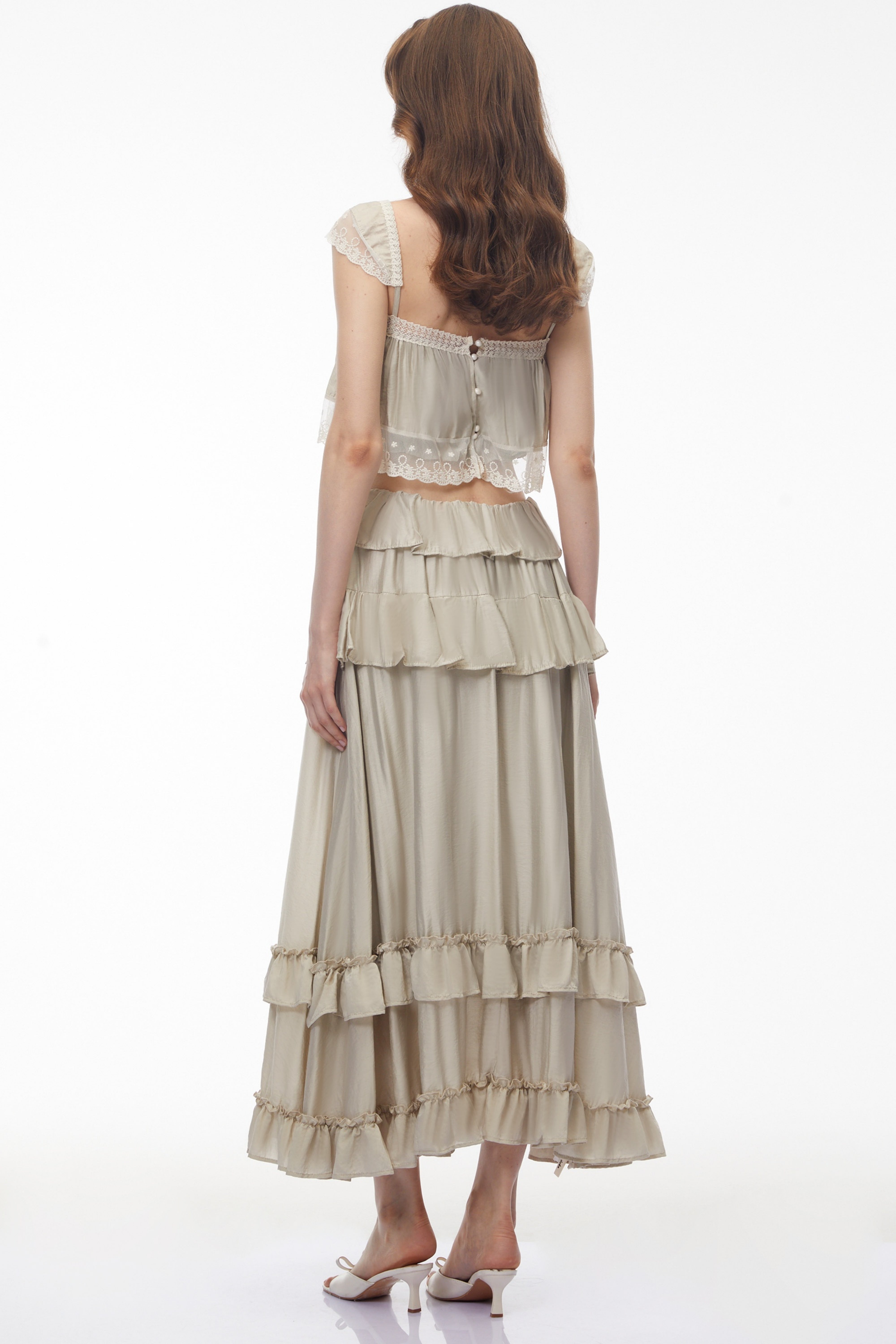 طقم من جوتورنا يتألف من بلوزة قصيرة باللون المشمشي الرمادي وتنورة مكشكشة