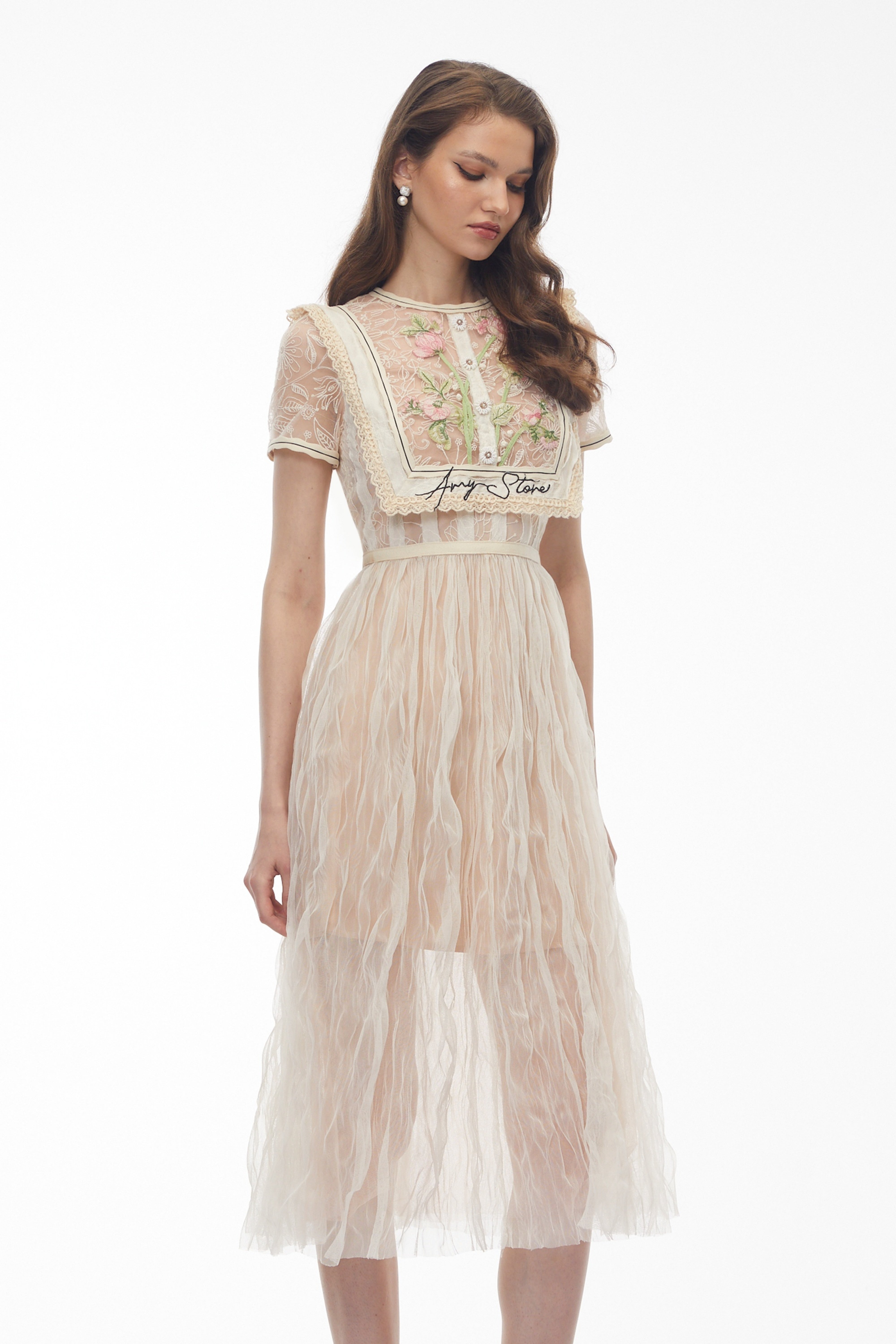 Robe midi en dentelle beige avec broderies florales et plastron