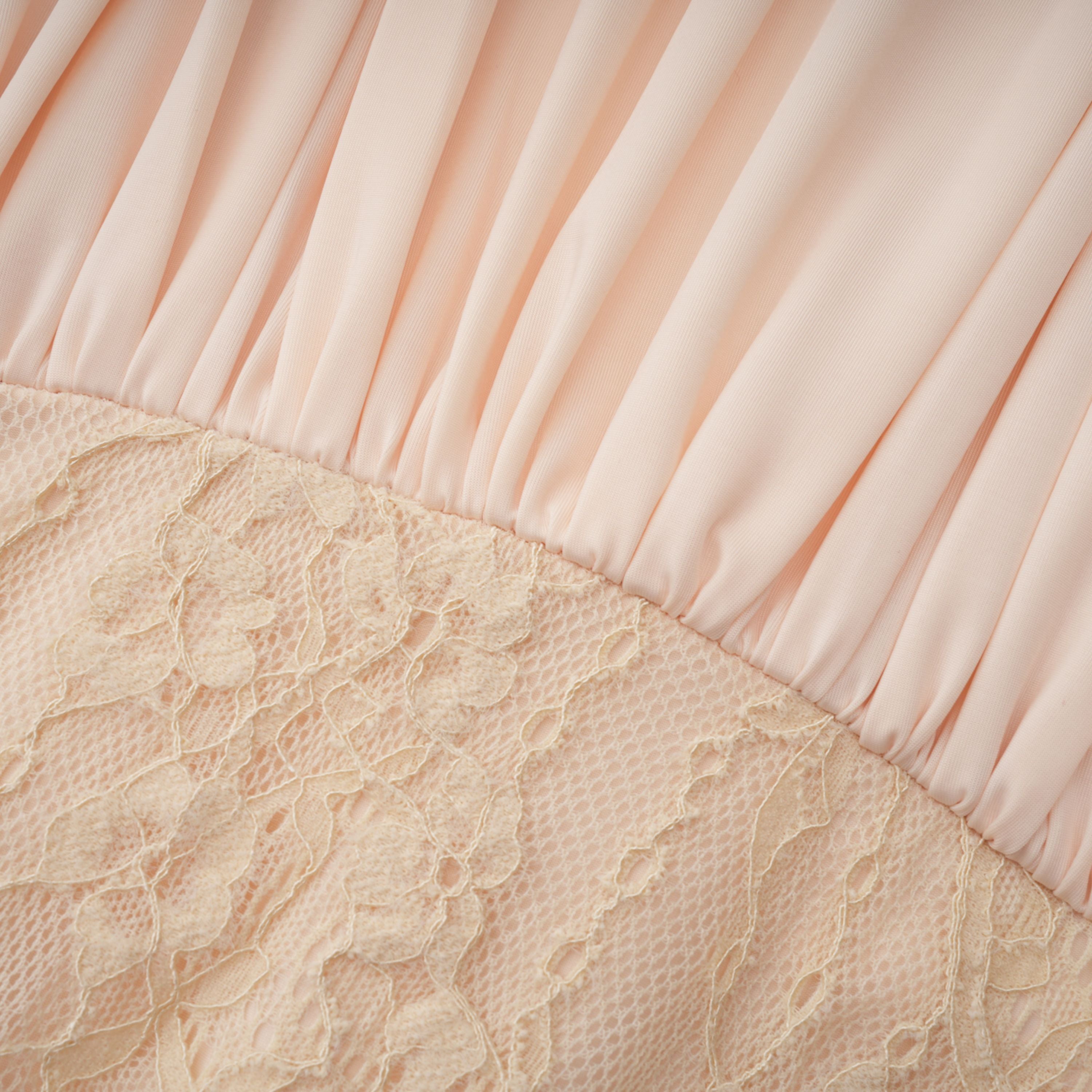 فستان طويل بياقة عالية وكتافات من الدانتيل باللون المحايد من Karine