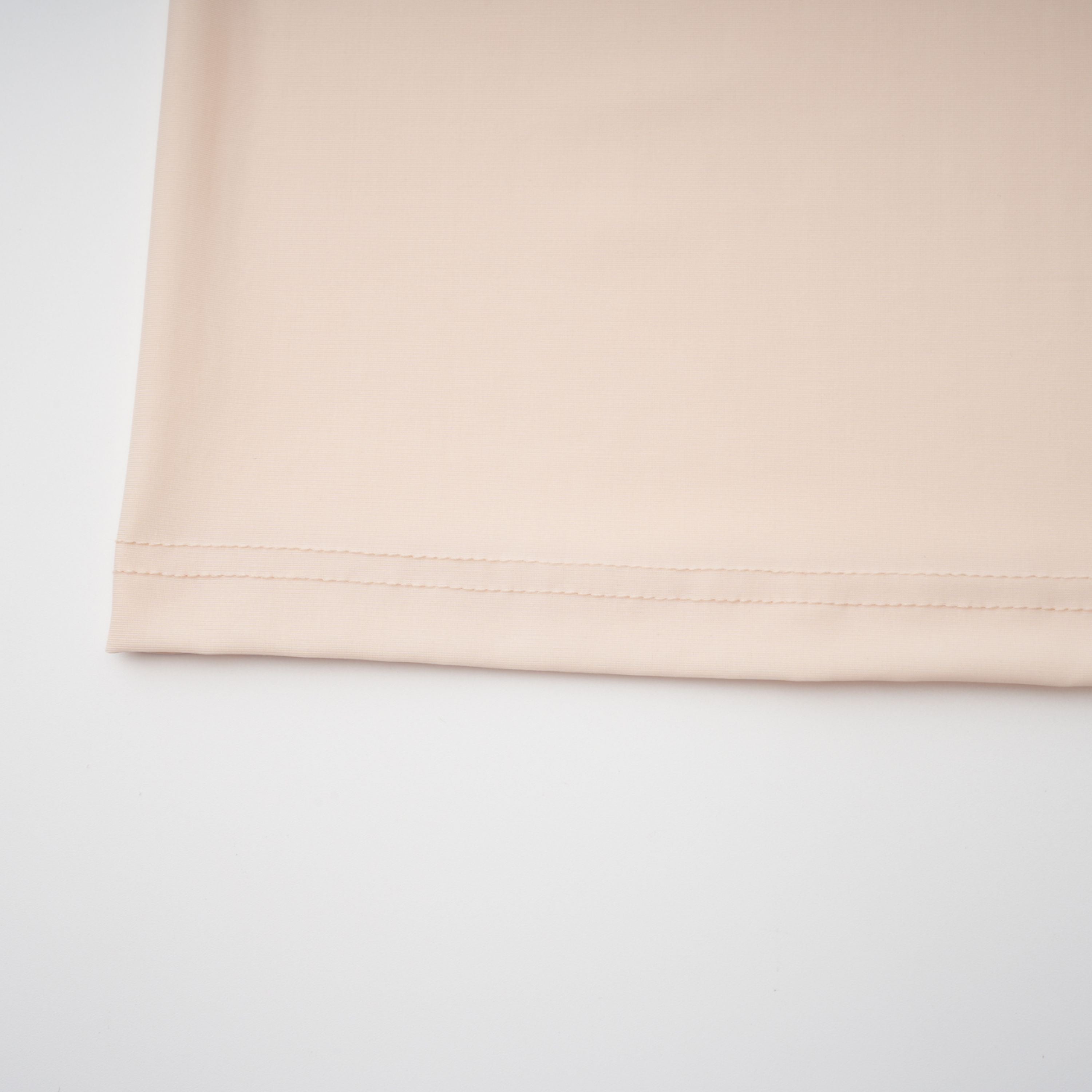 فستان طويل بياقة عالية وكتافات من الدانتيل باللون المحايد من Karine