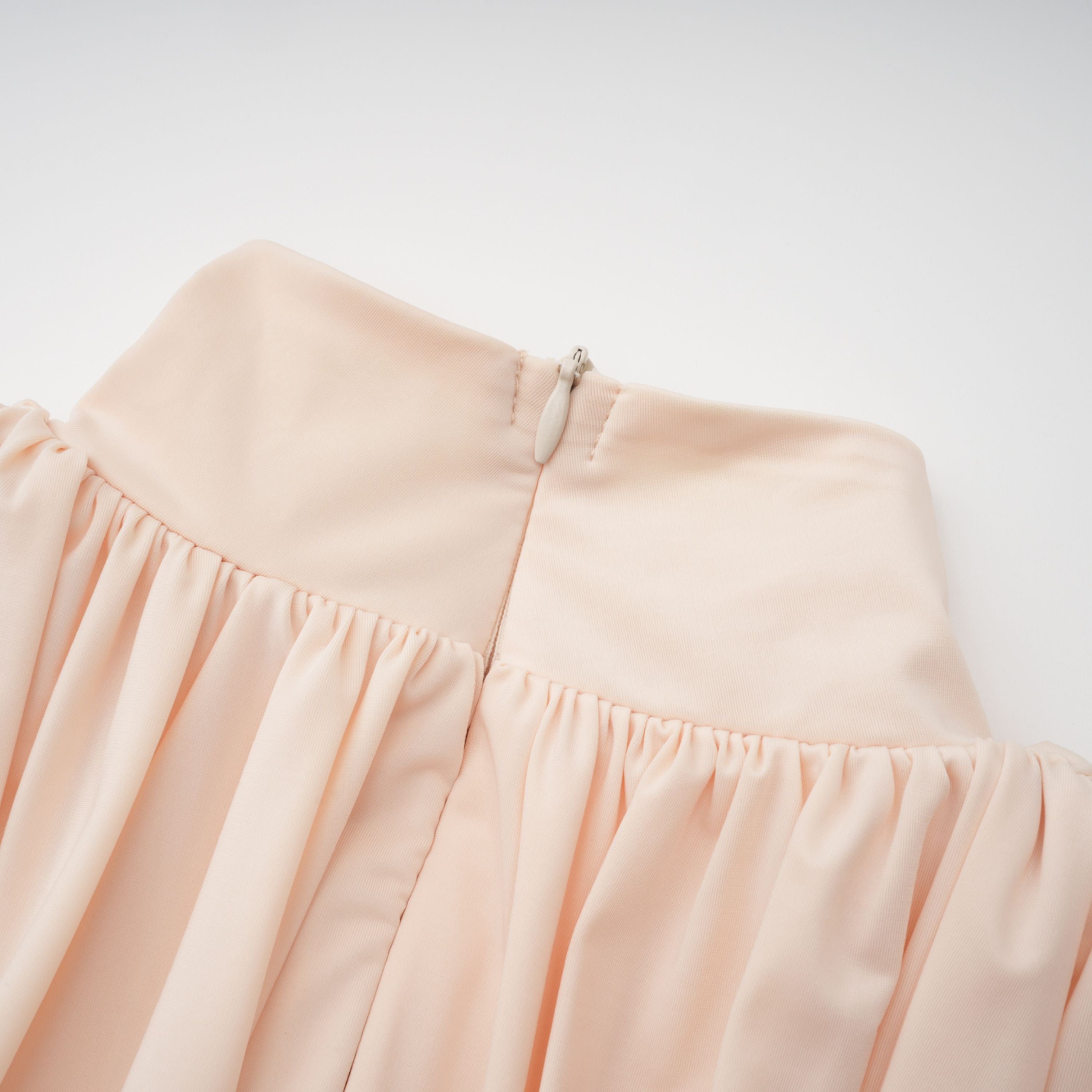 فستان طويل بياقة عالية وكتافات من الدانتيل باللون المحايد من Karine