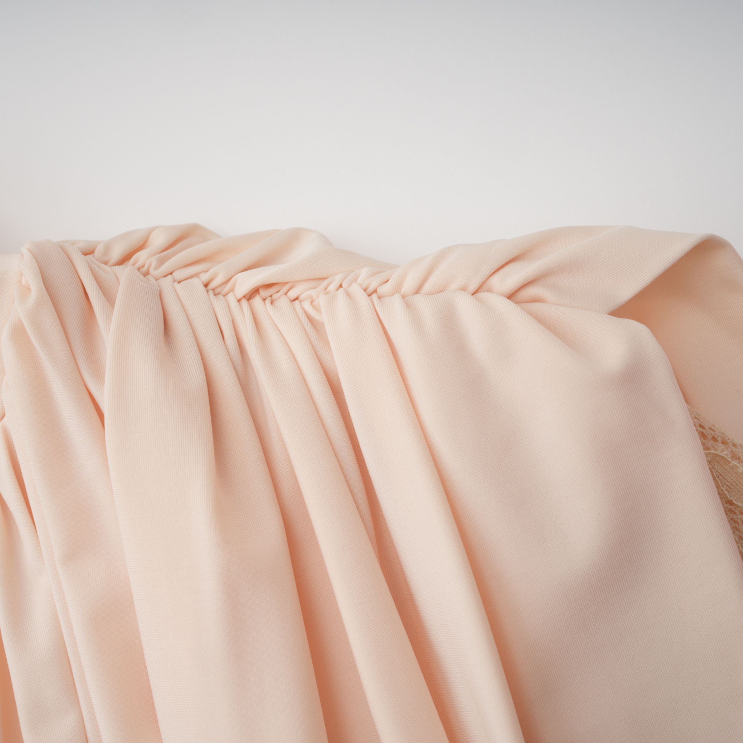 فستان طويل بياقة عالية وكتافات من الدانتيل باللون المحايد من Karine