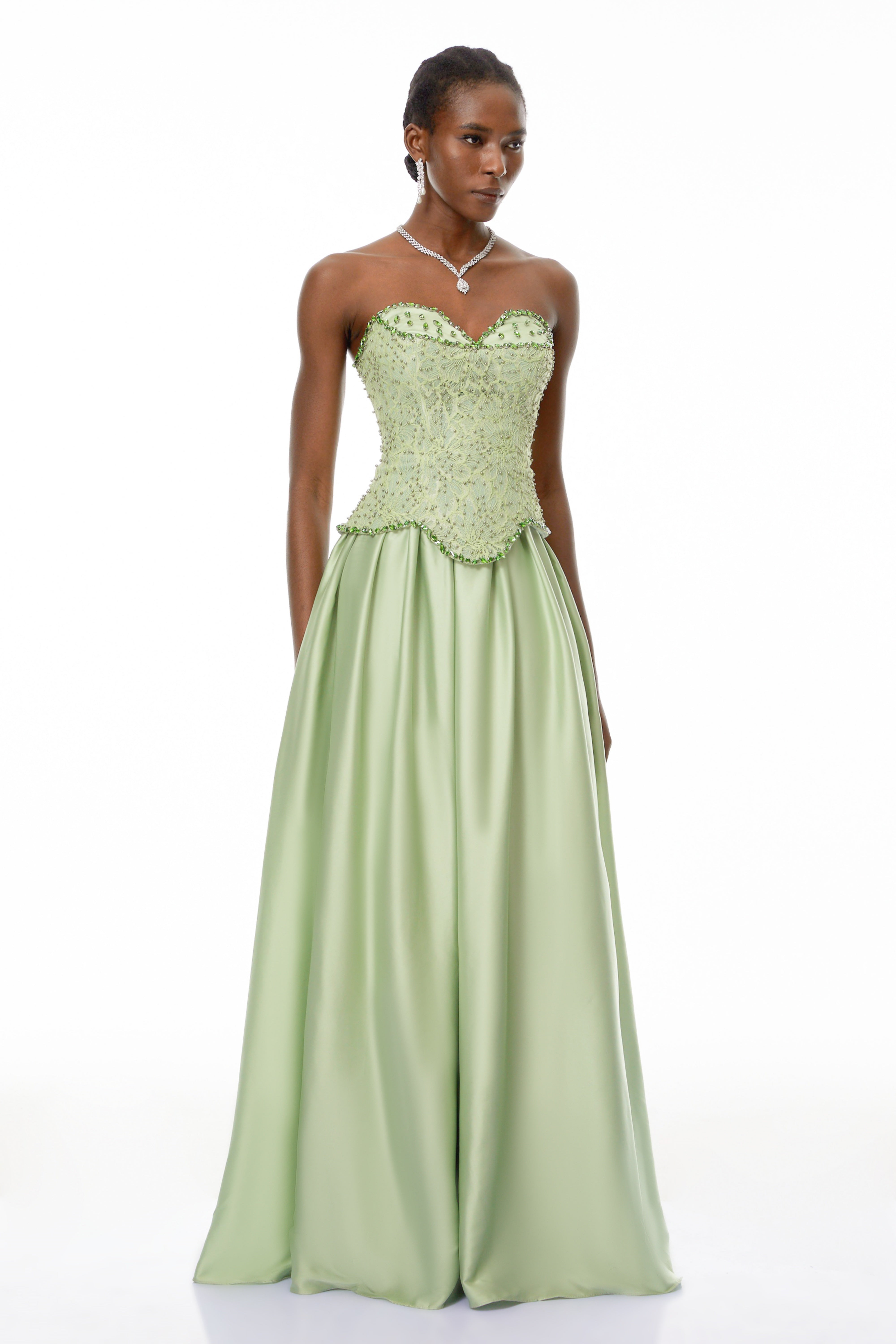 فستان طويل من الساتان المزين بالزخارف من كاثرين غرين