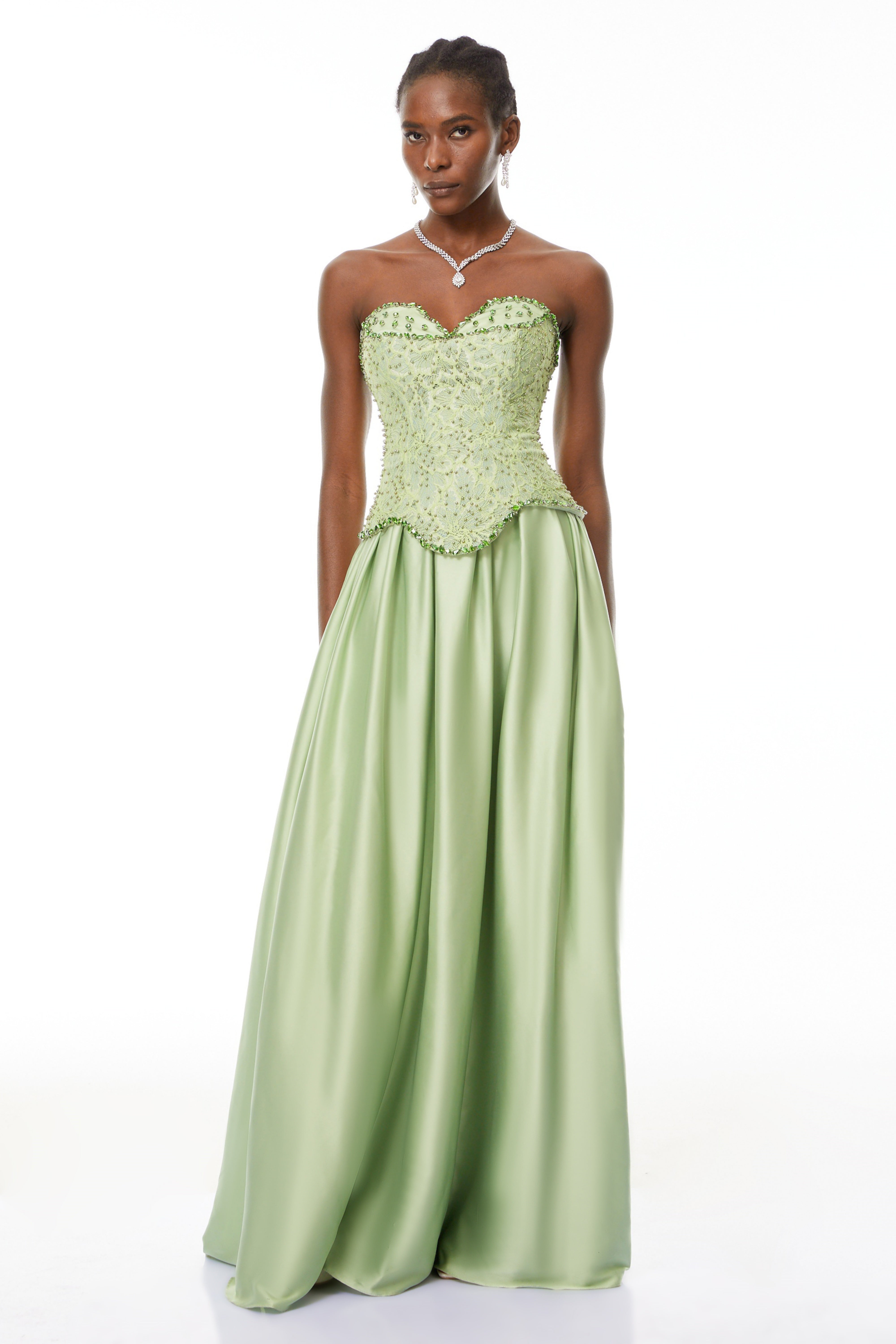 فستان طويل من الساتان المزين بالزخارف من كاثرين غرين