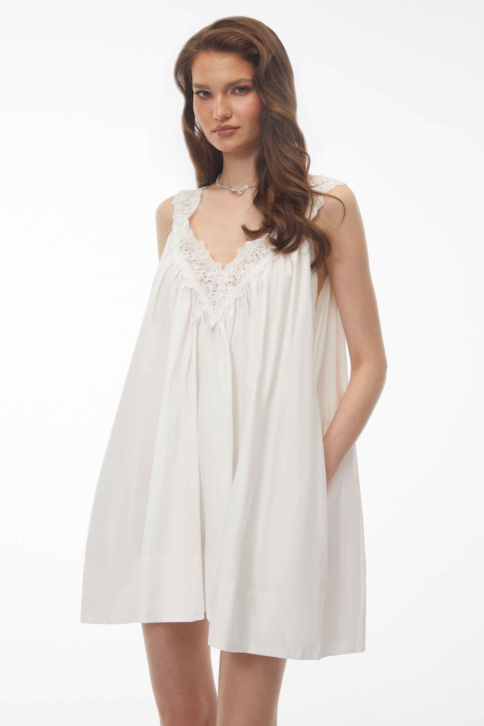 Mini-robe Kátia blanche à fronces et bordure en dentelle