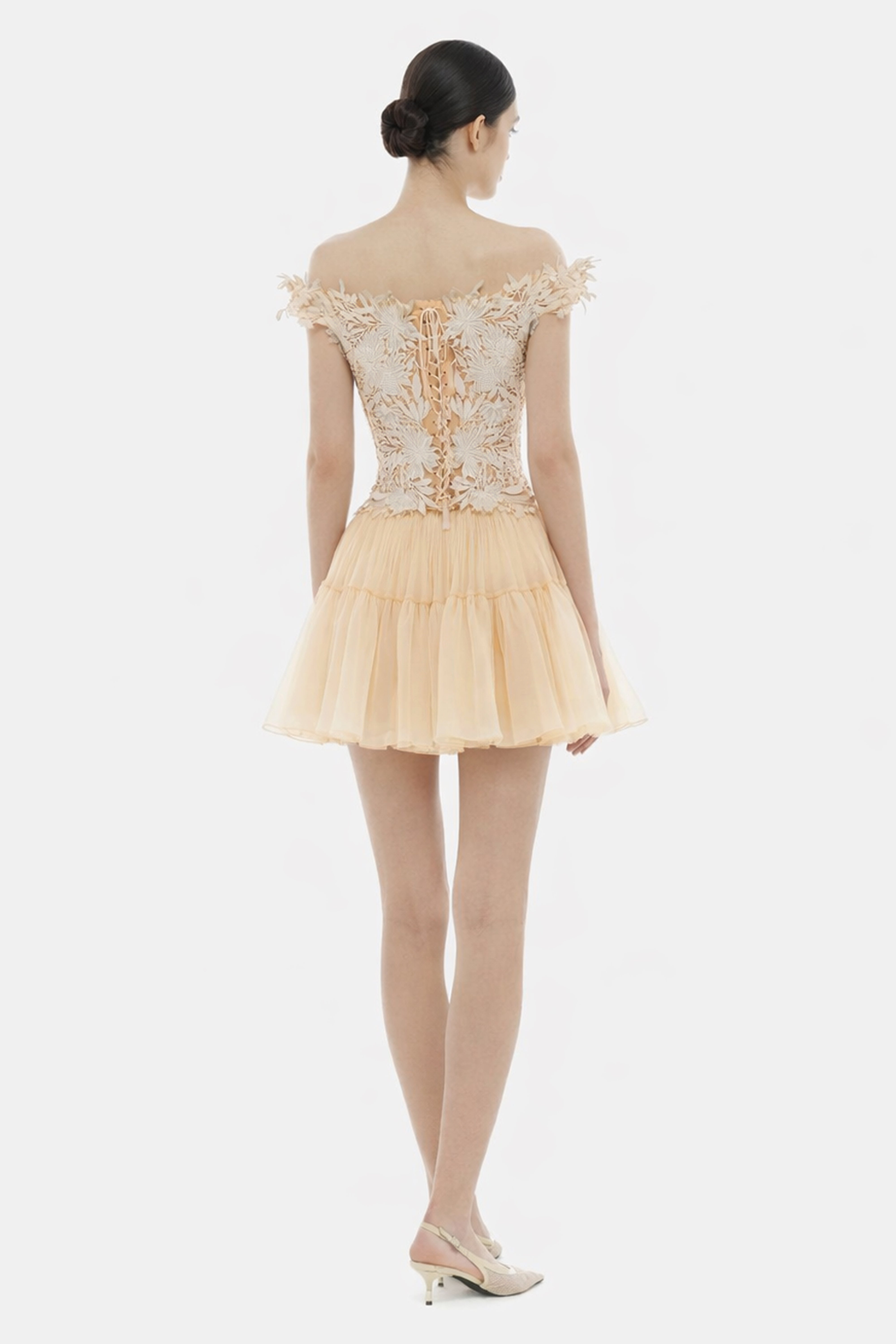 طقم بلوزة وتنورة من كاتي كريم مزين بتطريزات زهرية