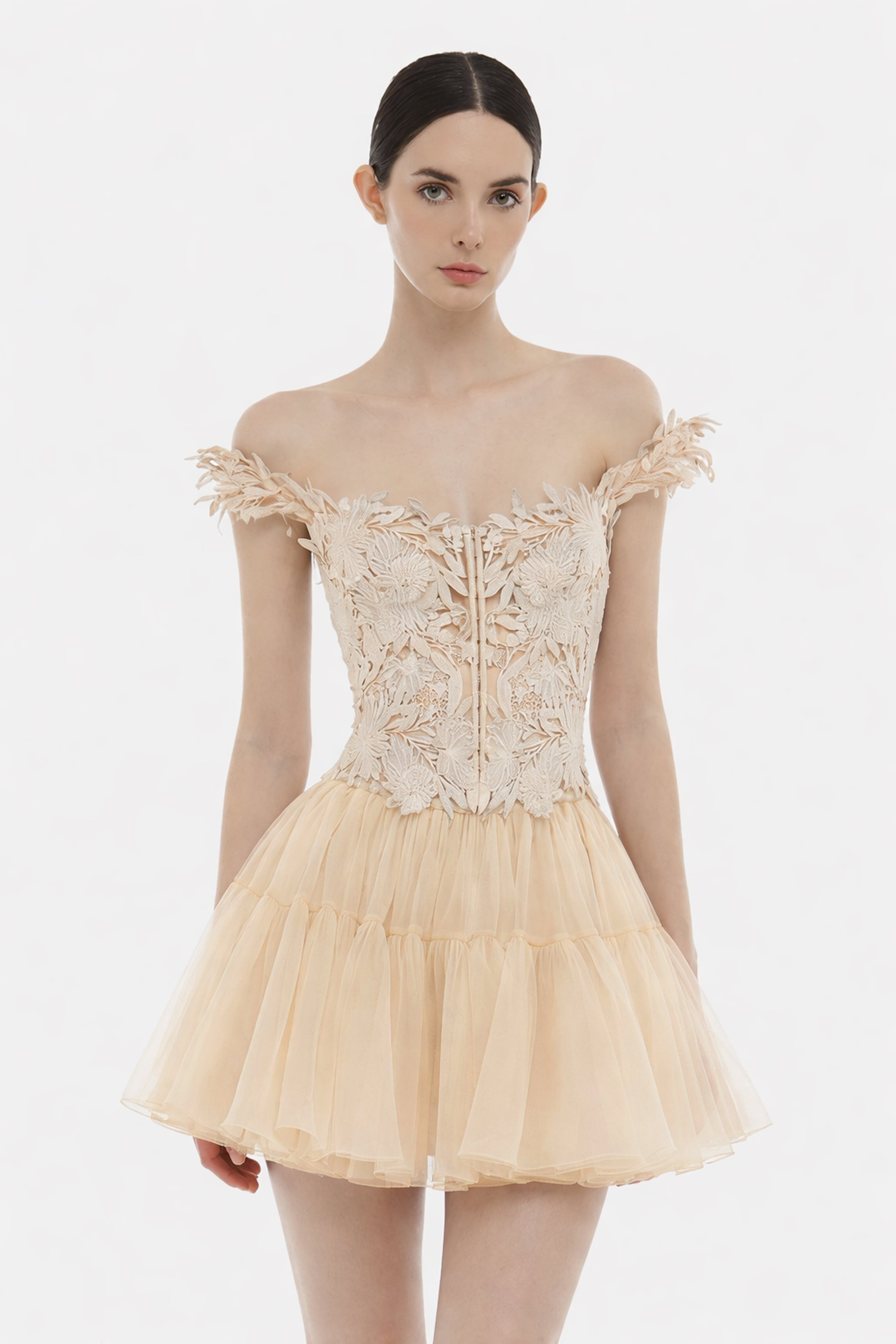 طقم بلوزة وتنورة من كاتي كريم مزين بتطريزات زهرية