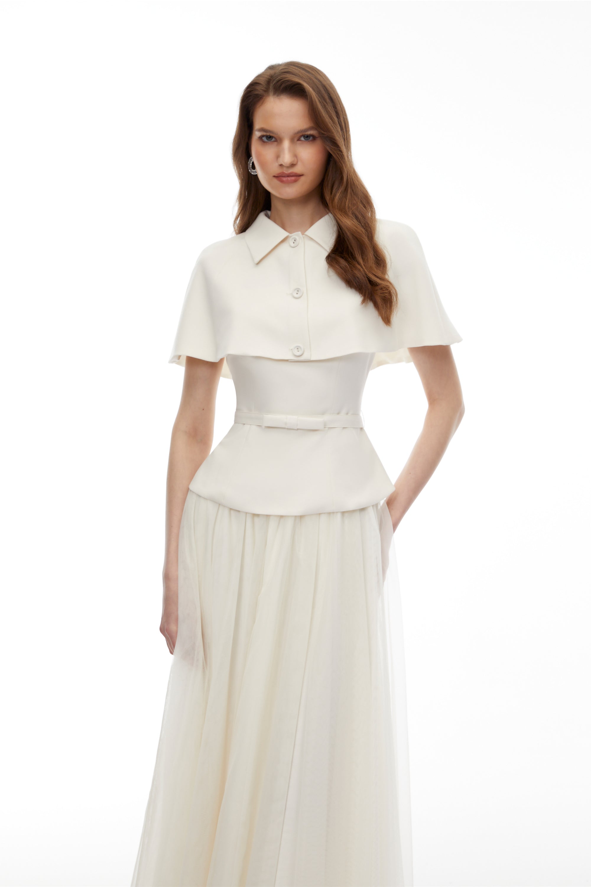 Ensemble 3 pièces Klavdiya : haut à cape et jupe blancs