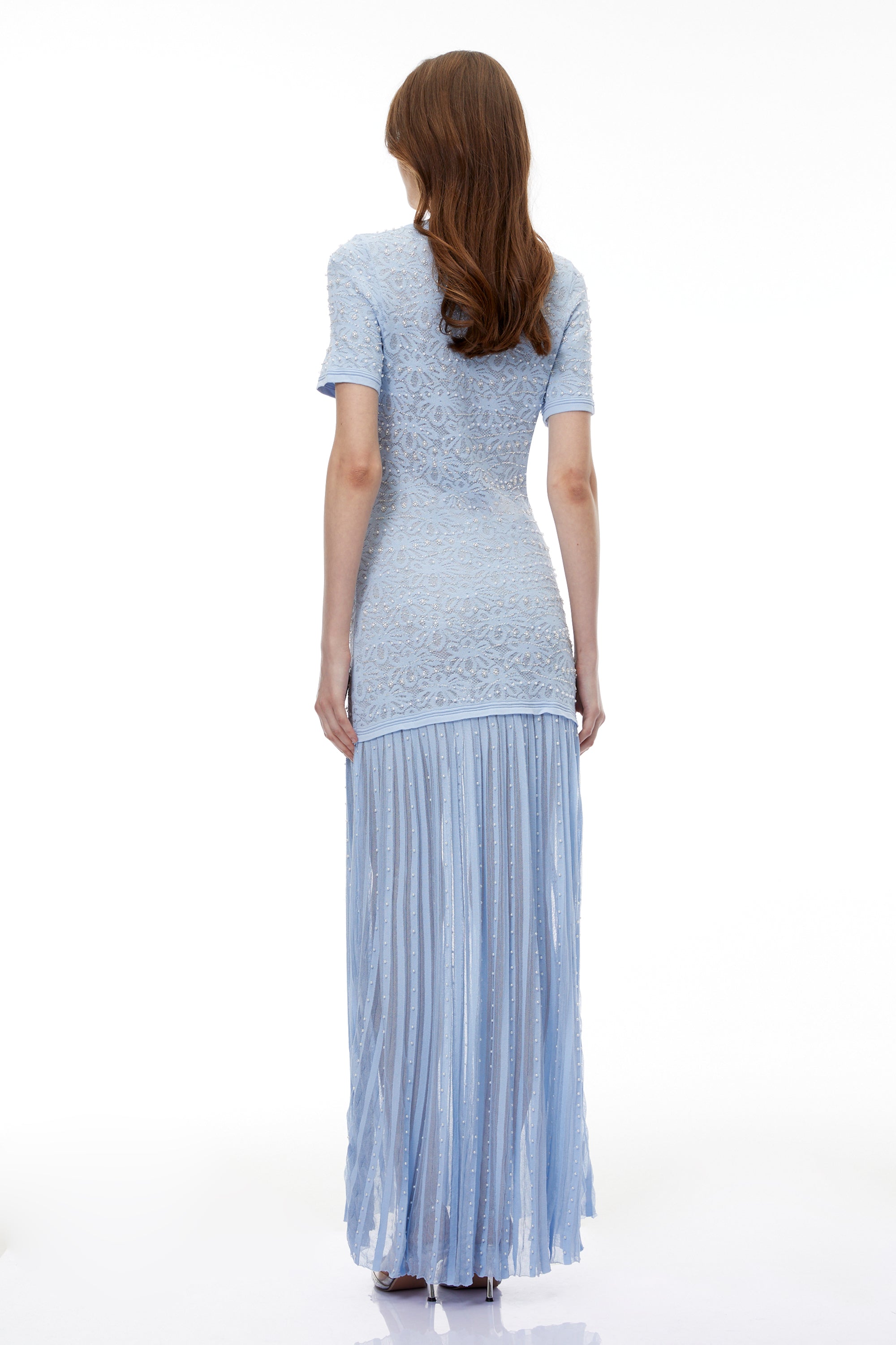 فستان طويل مطوي ومزين بالزخارف من لاليه بلو