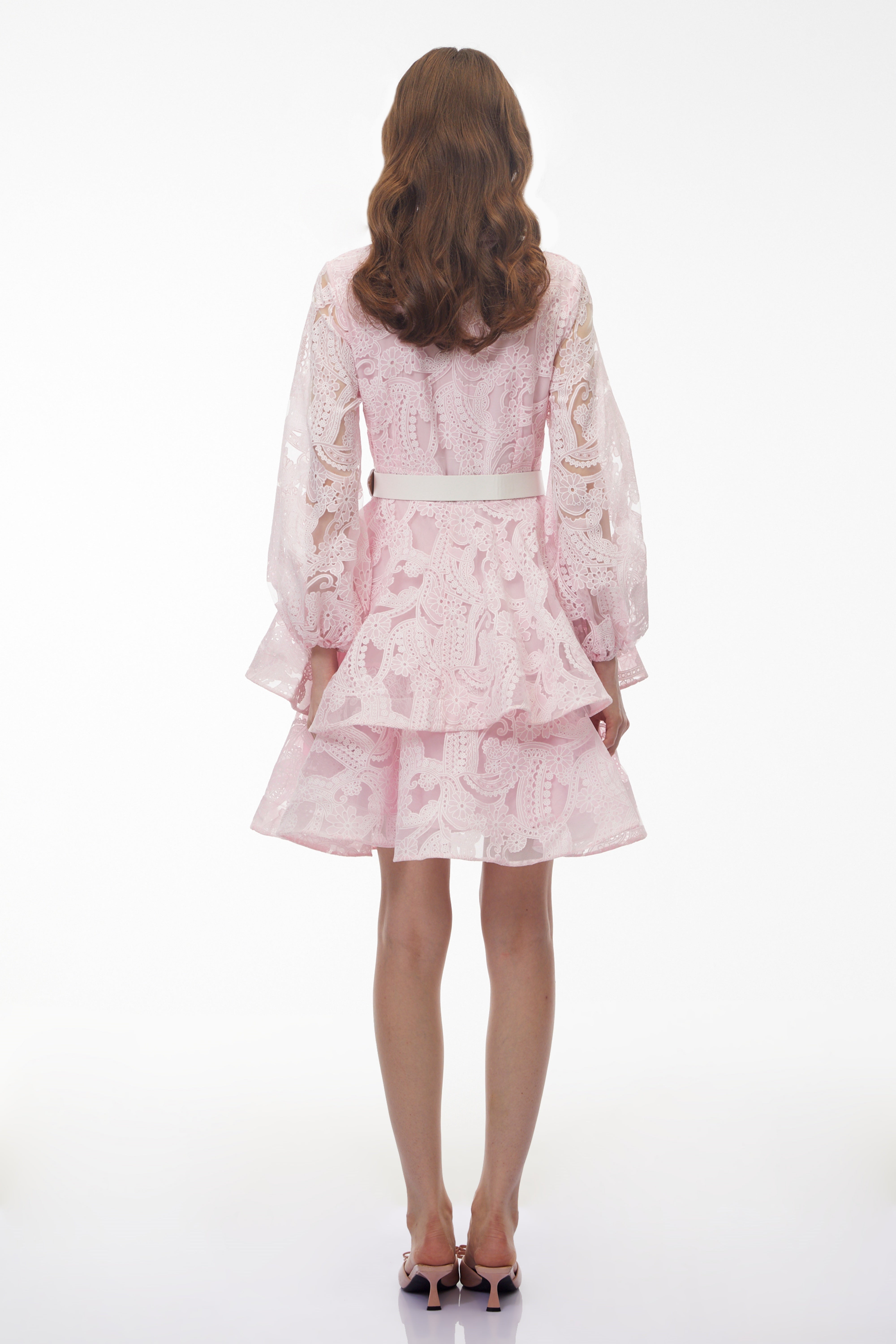 Mini-robe rose poudré à manches bouffantes et volants en dentelle « Lavinia »