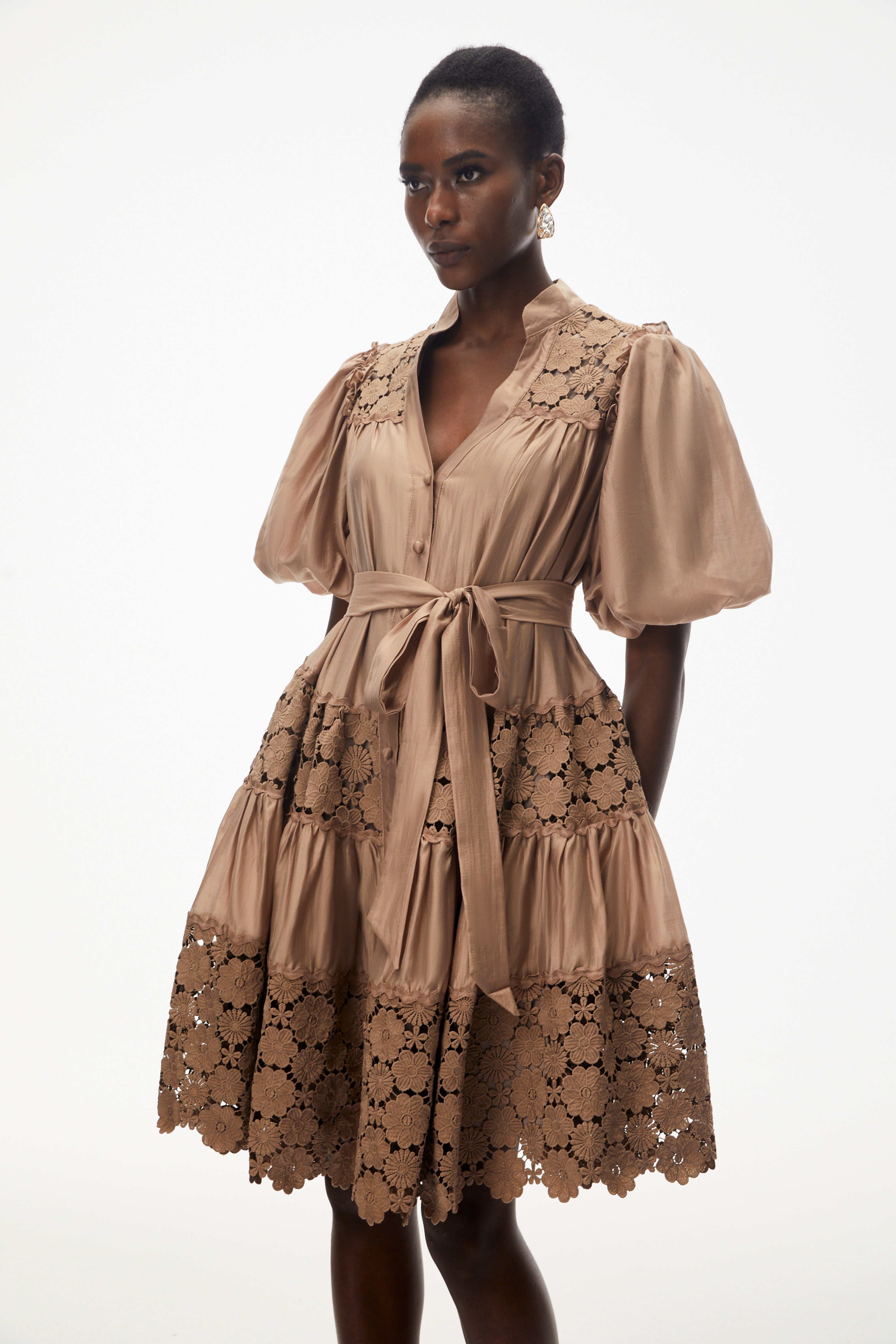 Lavinia Mini-Kleid aus kamelfarbenem Satin mit Einsätzen aus Blumen-Spitze