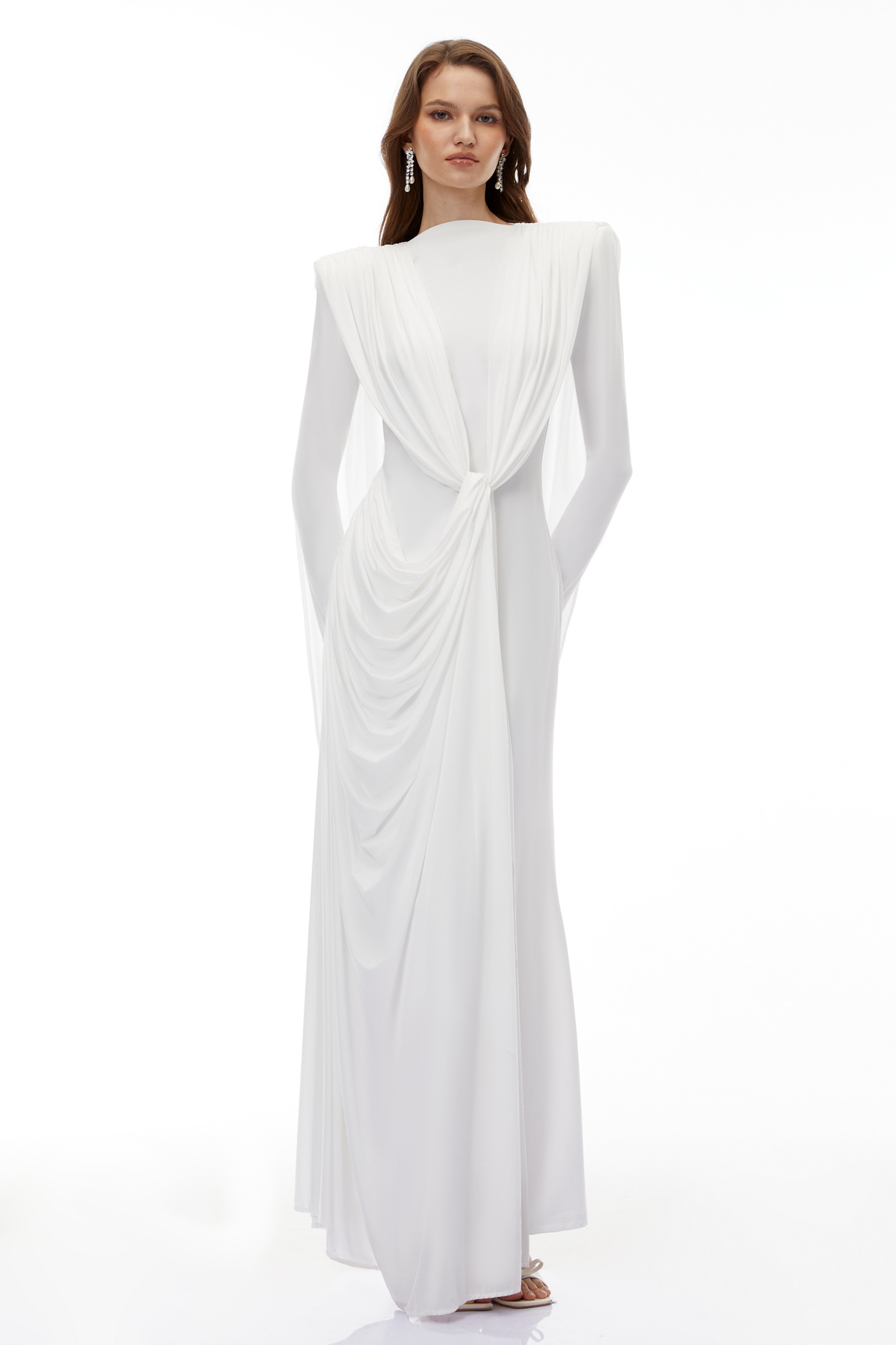 Lavinia Weißes asymmetrisches Cape-Maxikleid