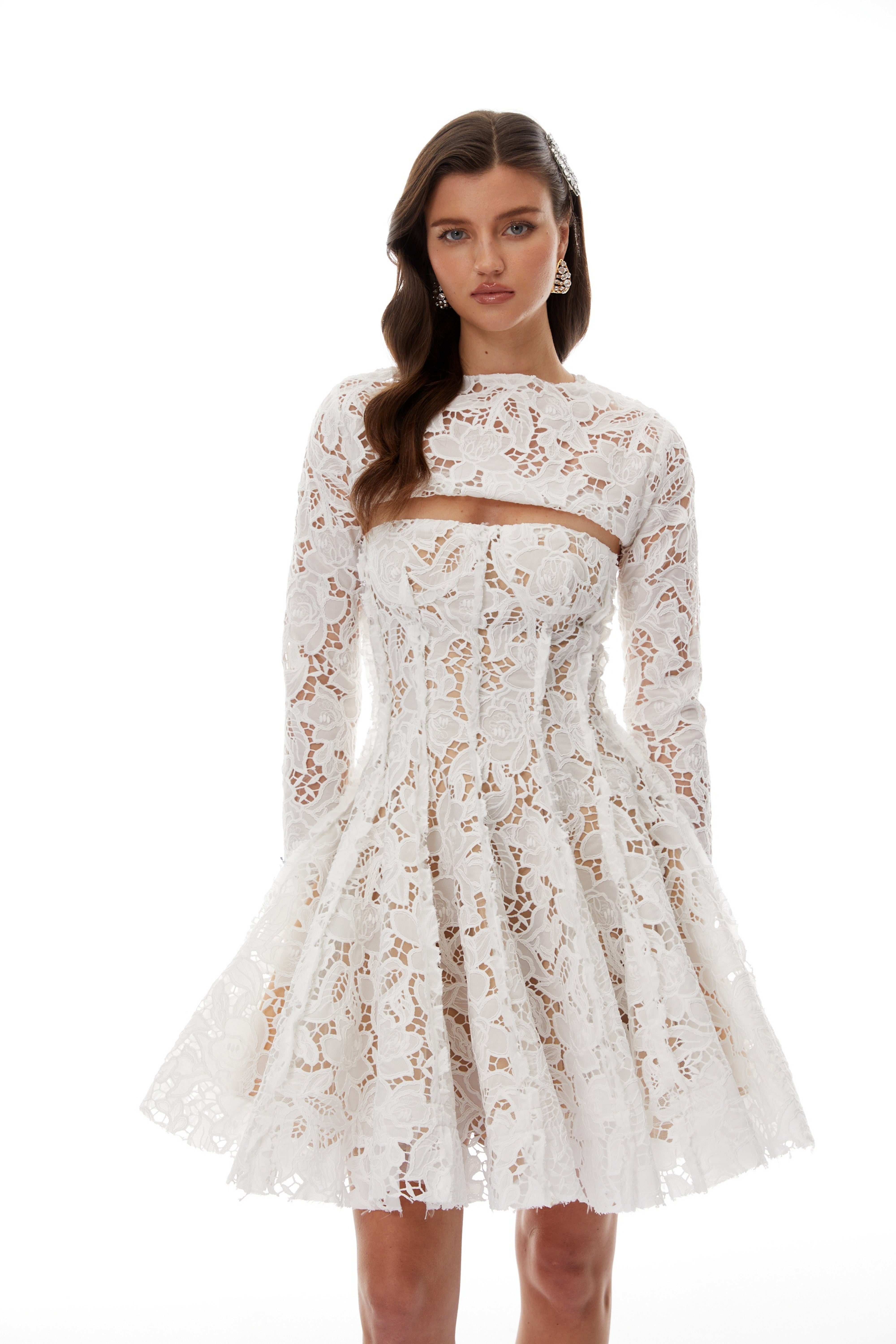 فستان قصير أبيض من الدانتيل مع كاب من الدانتيل