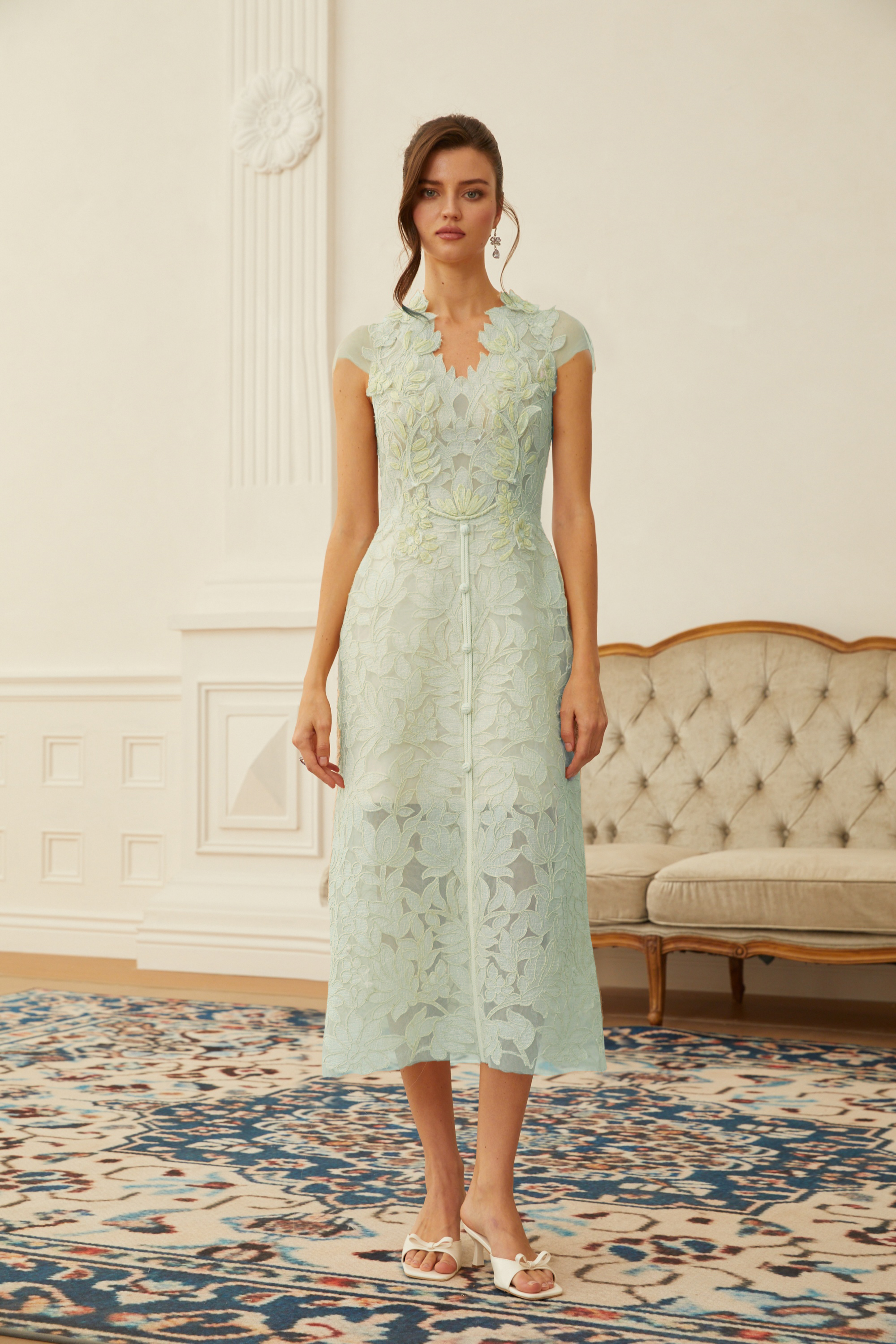 Midi-Kleid mit V-Ausschnitt und grüner Blumenapplikation von Linnea