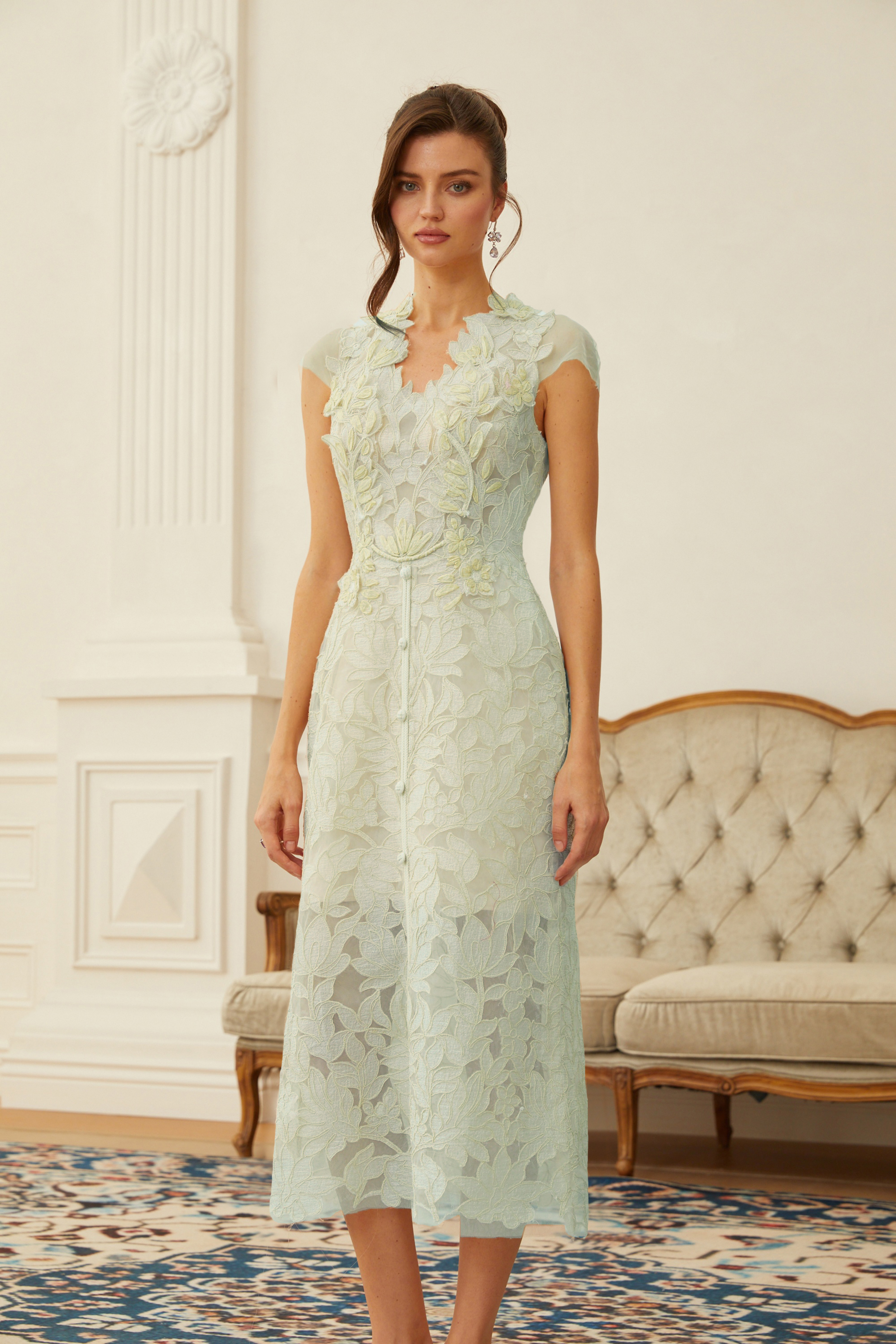 فستان ميدي برقبة على شكل V من Linnea Green مزين بزخارف زهرية