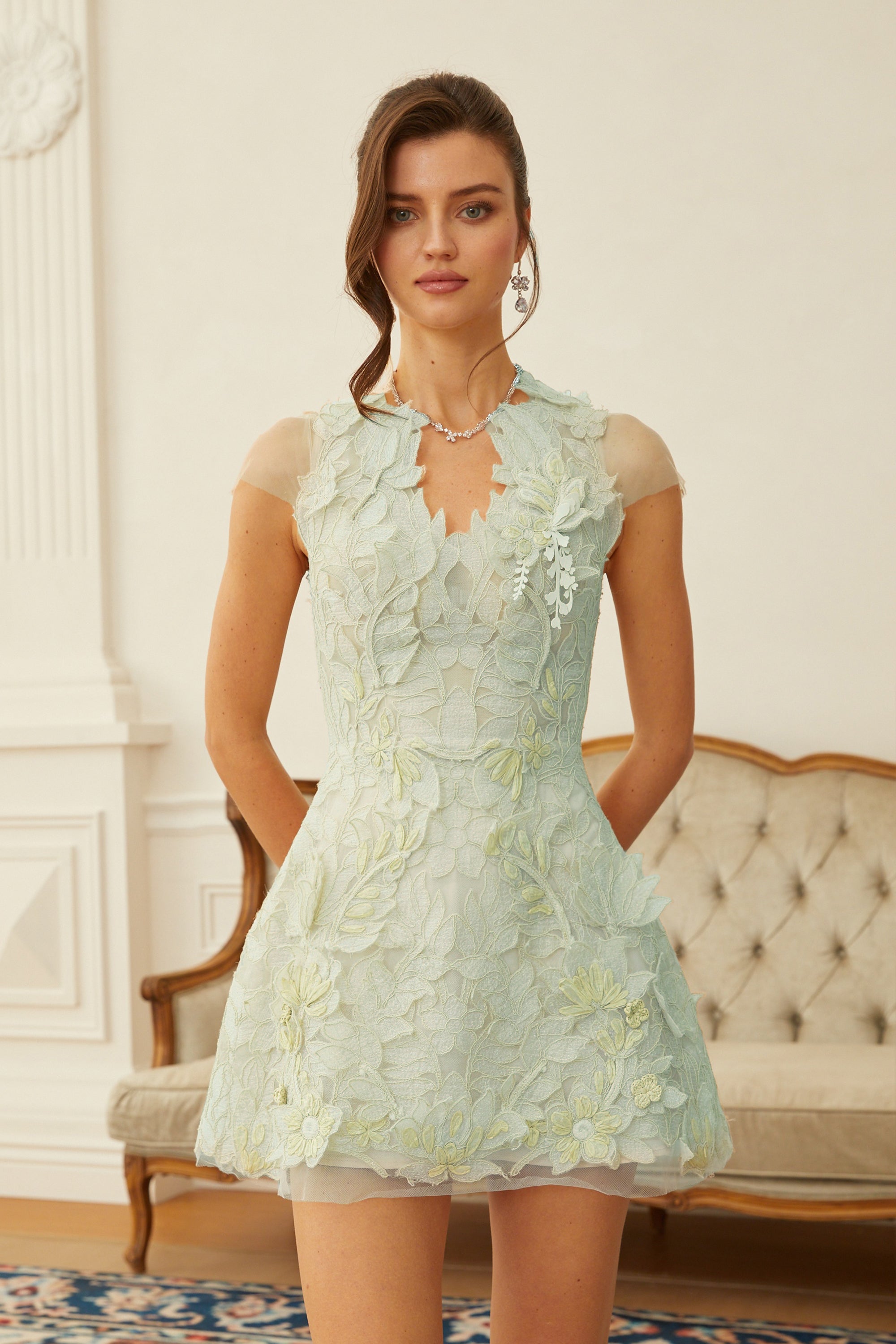 فستان قصير برقبة على شكل V مزين بزخارف زهرية من Linnea