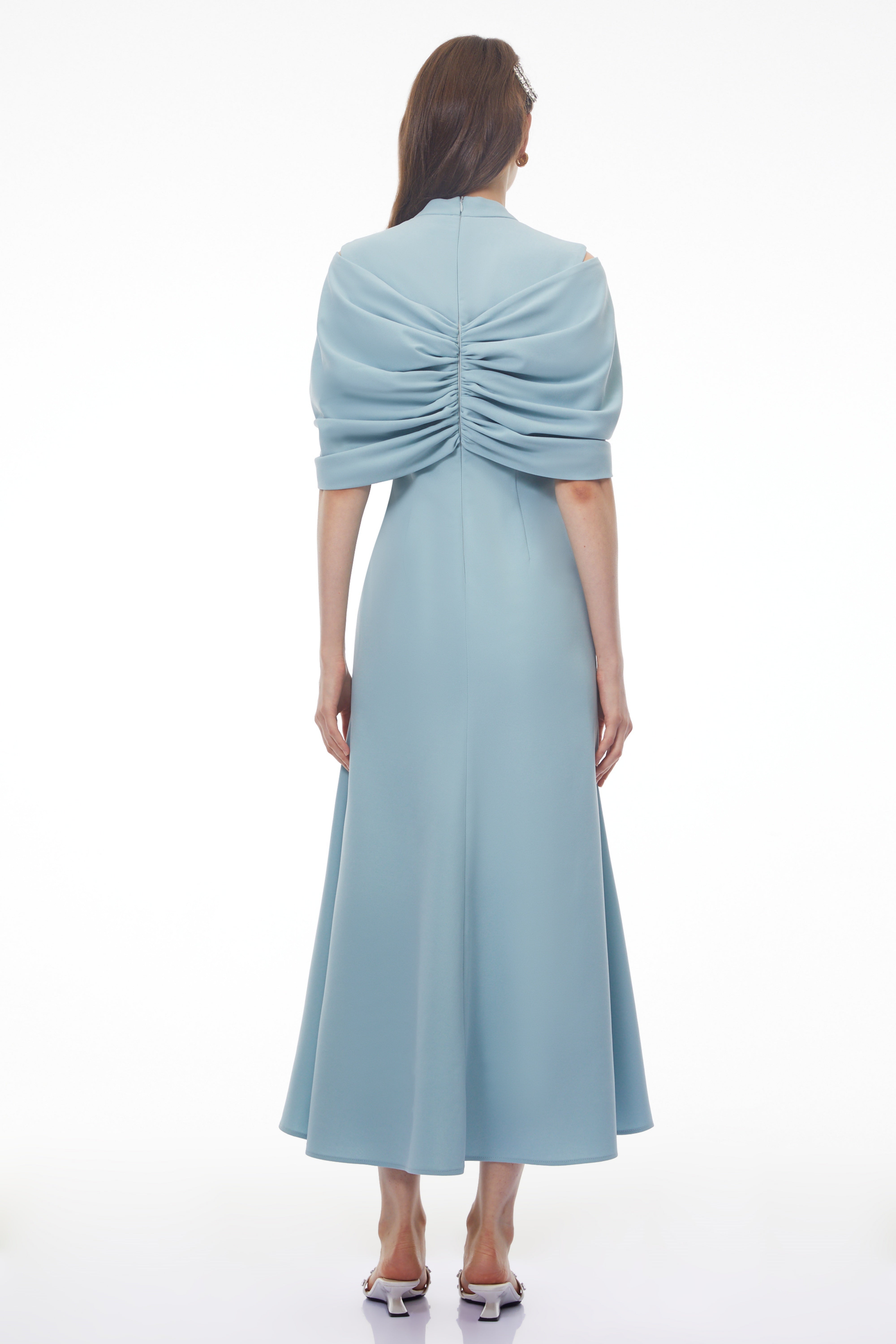 Robe mi-longue Lyla Blue à encolure plongeante et manches cape