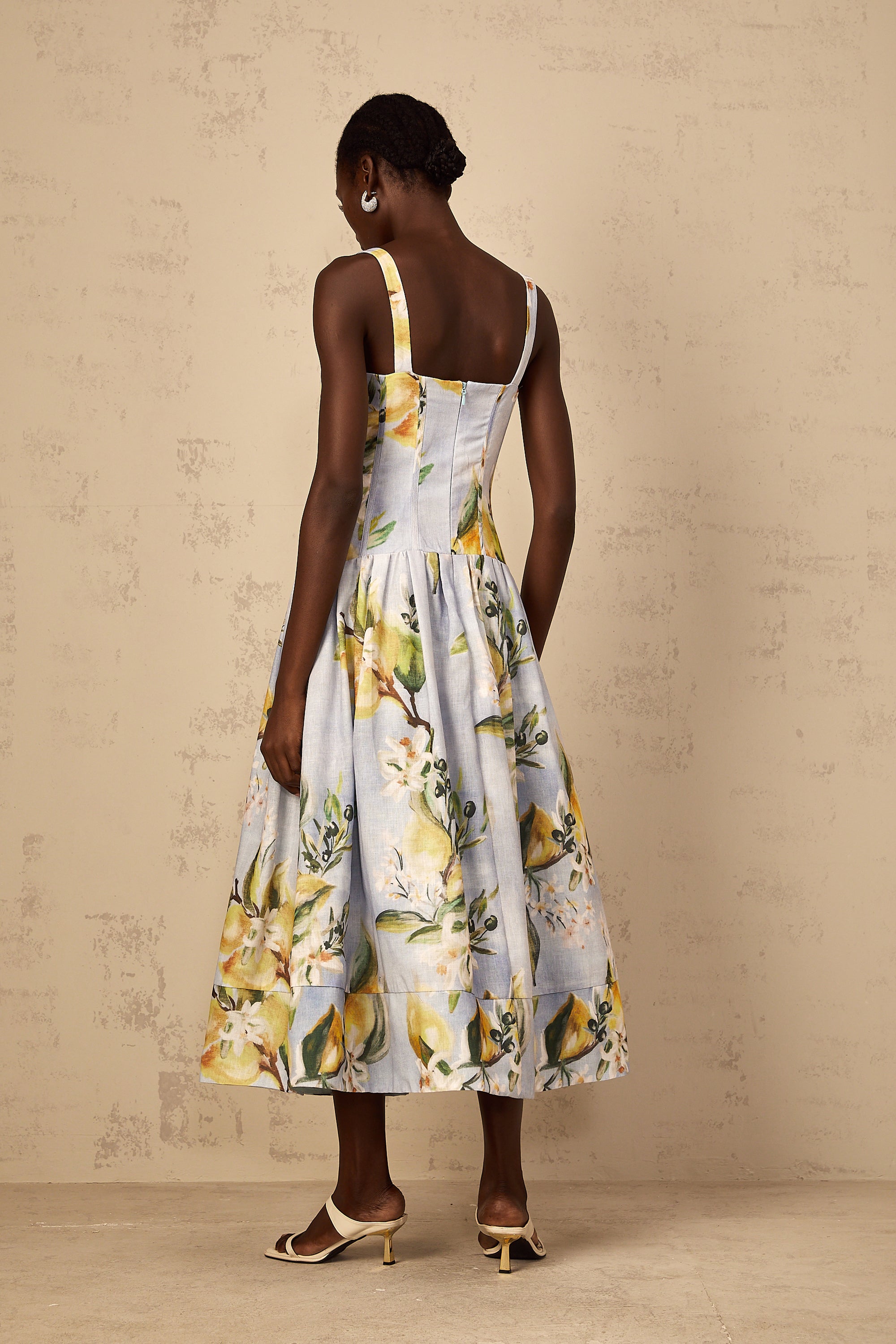 فستان إسمي بلو كوتيدجكور متوسط ​​الطول مزين بالزهور