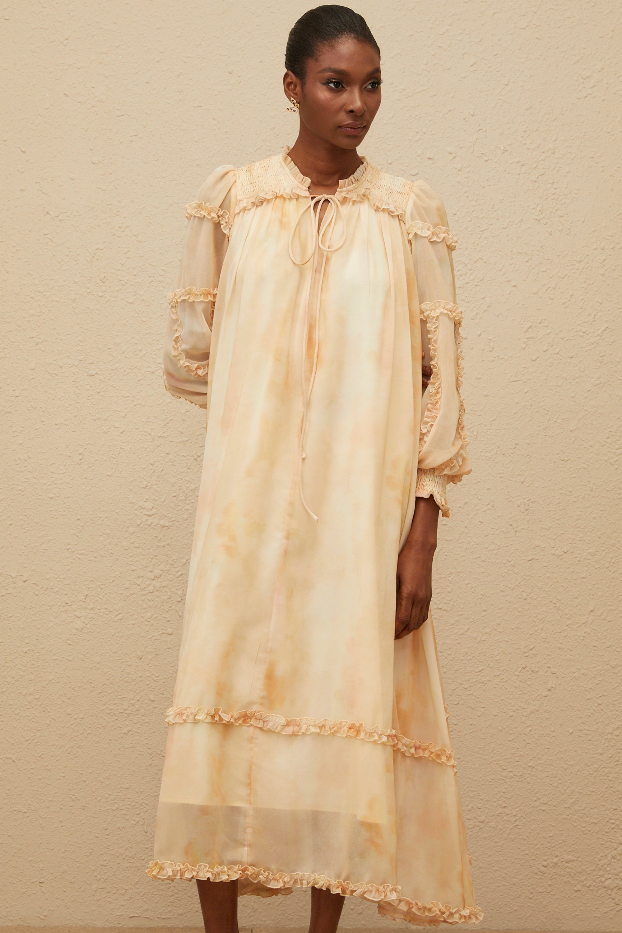 Lecollet – Beiges Midikleid mit Rüschen und Batikmuster