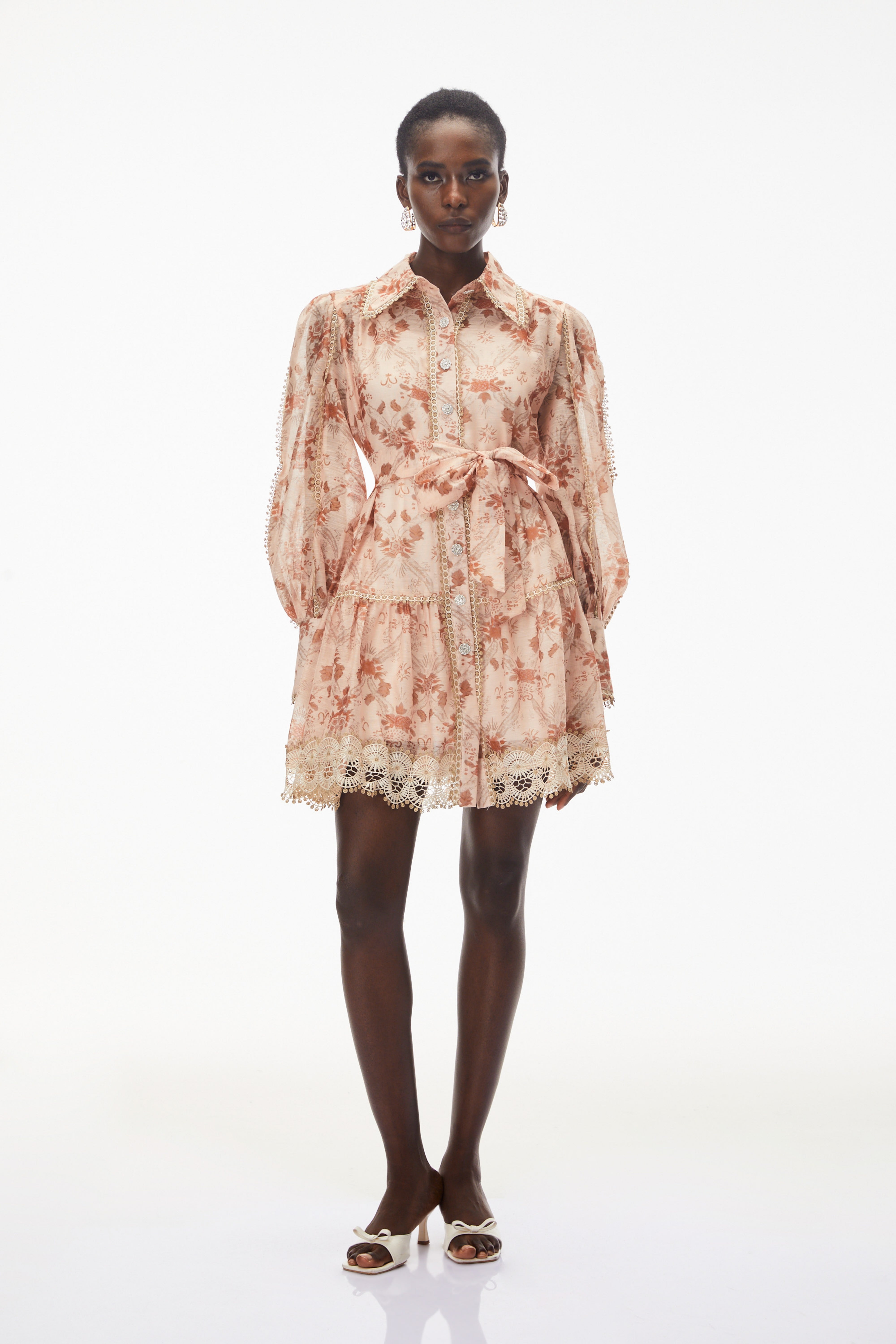 Maayan – Minikleid mit rosa Blumenmuster und Spitzenbesatz