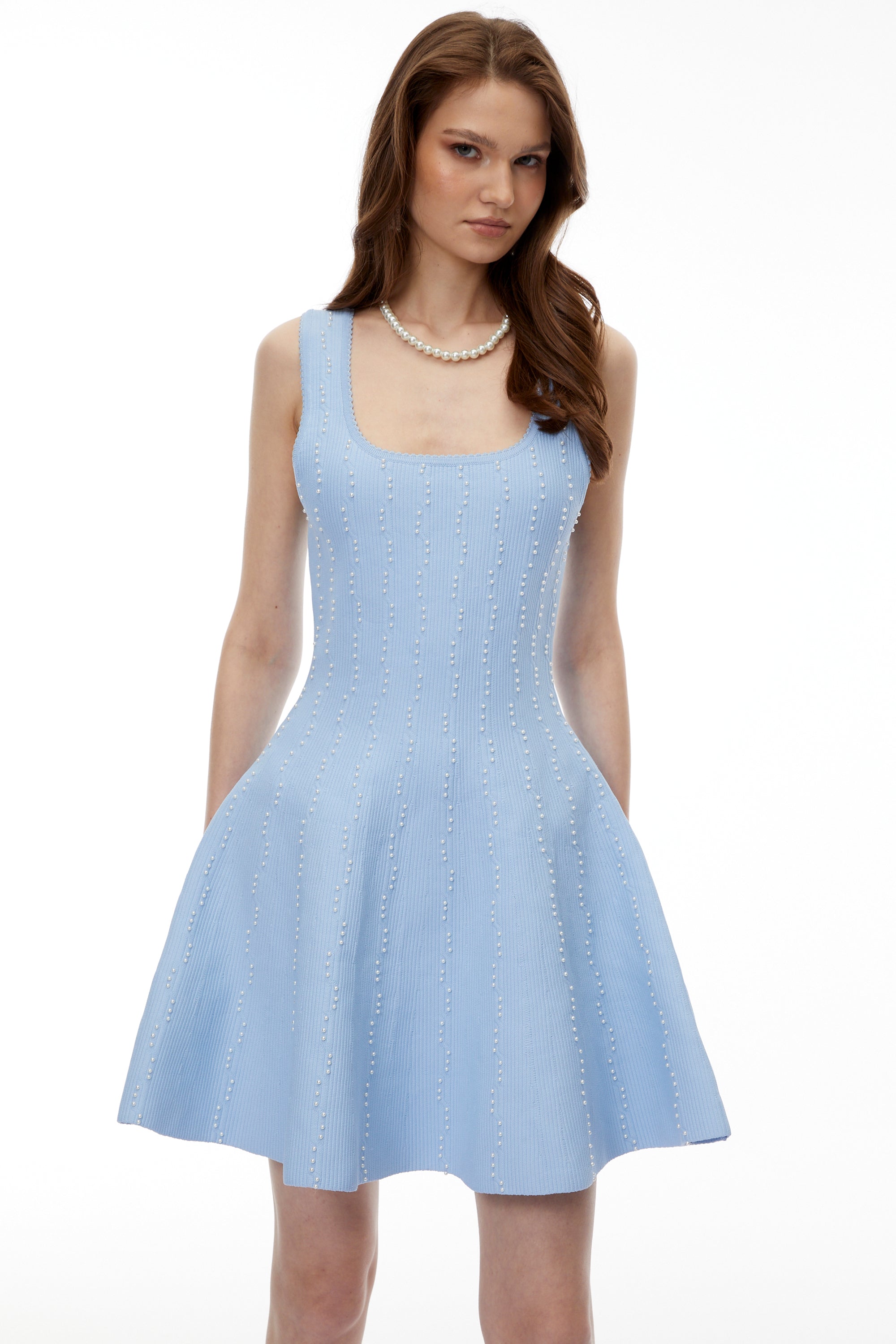 Mahtab – Blaues Minikleid aus Strick mit Perlenverzierung