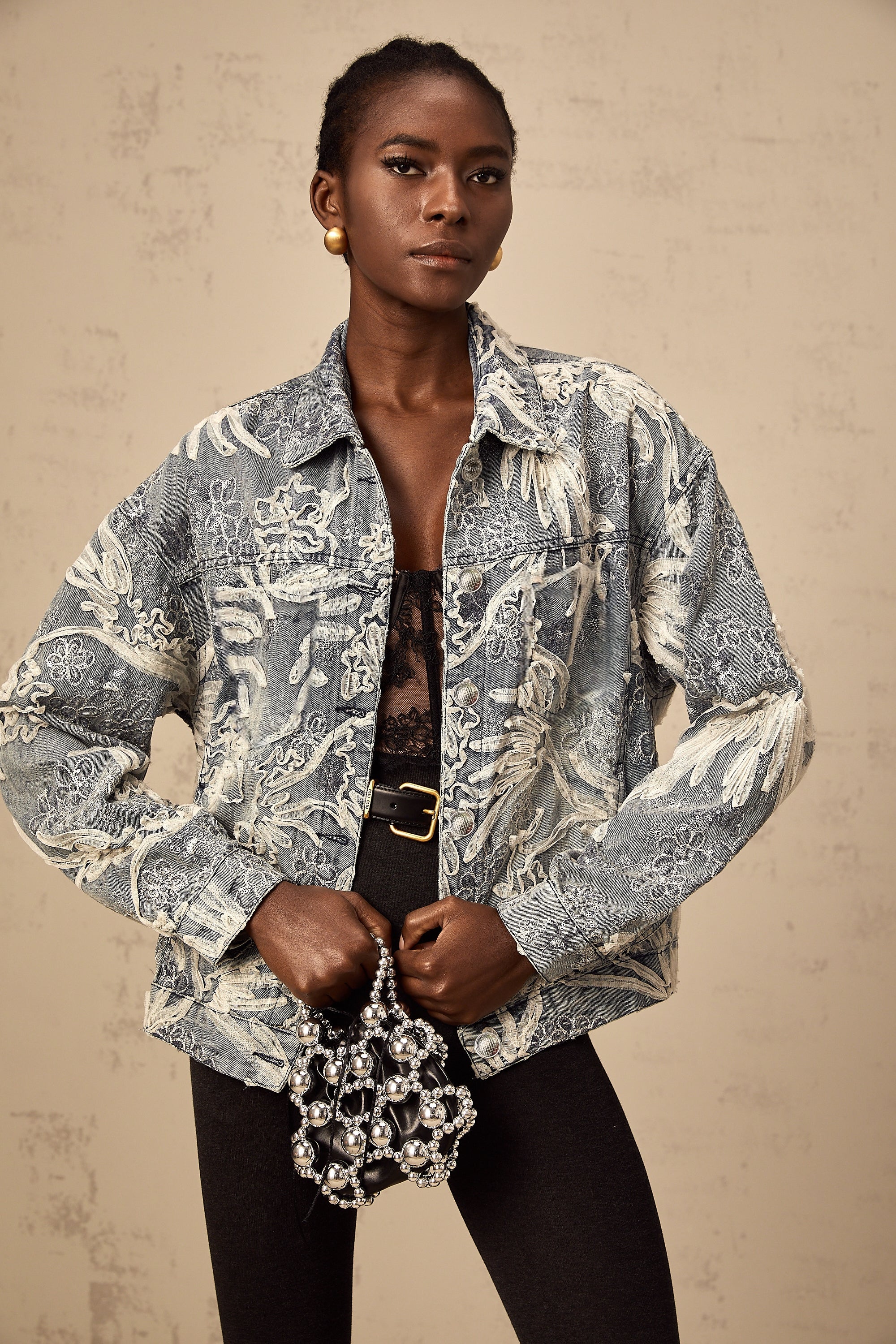 سترة جينز زرقاء مطرزة بالزهور والترتر من Mailys