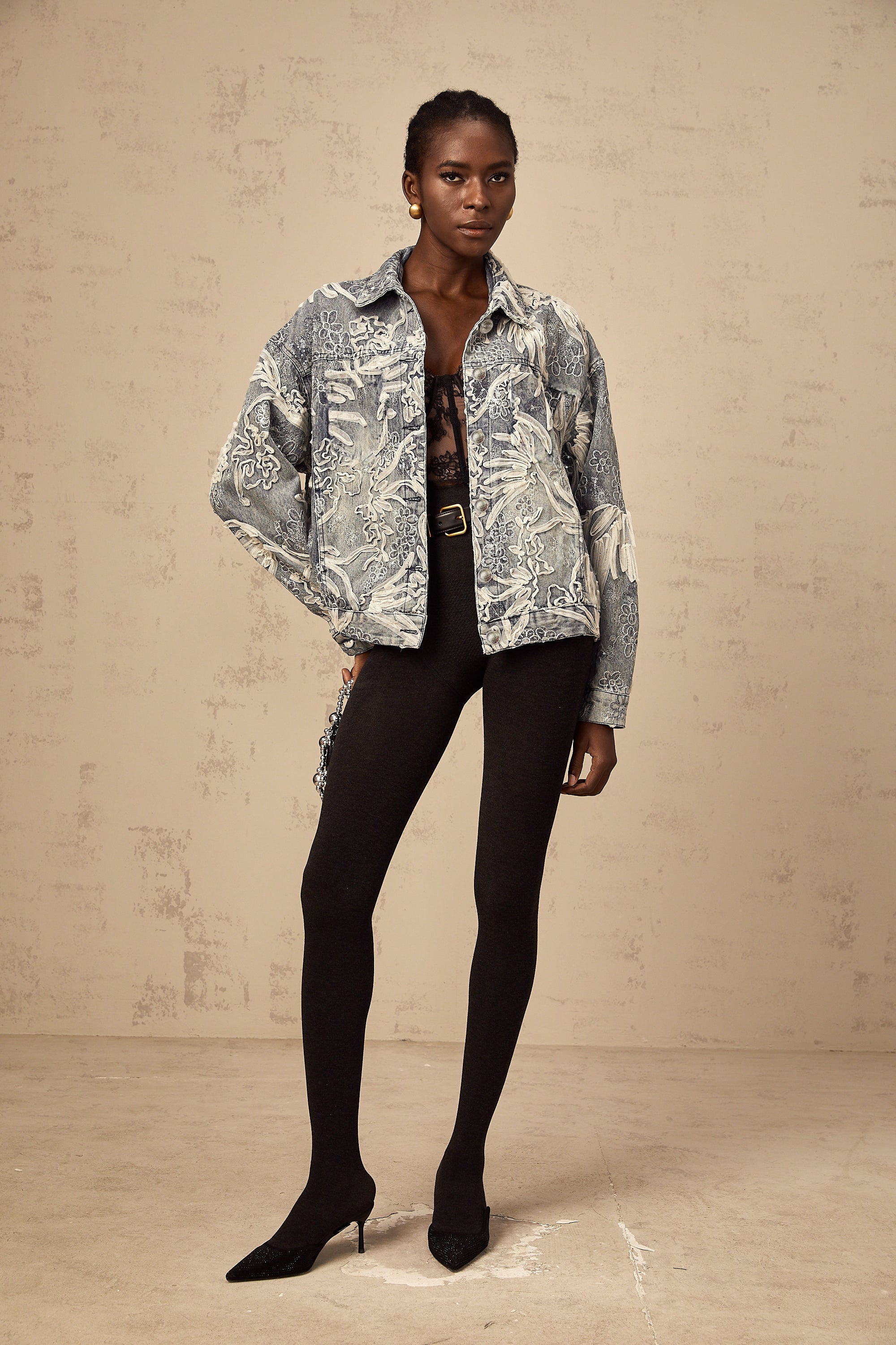 سترة جينز زرقاء مطرزة بالزهور والترتر من Mailys